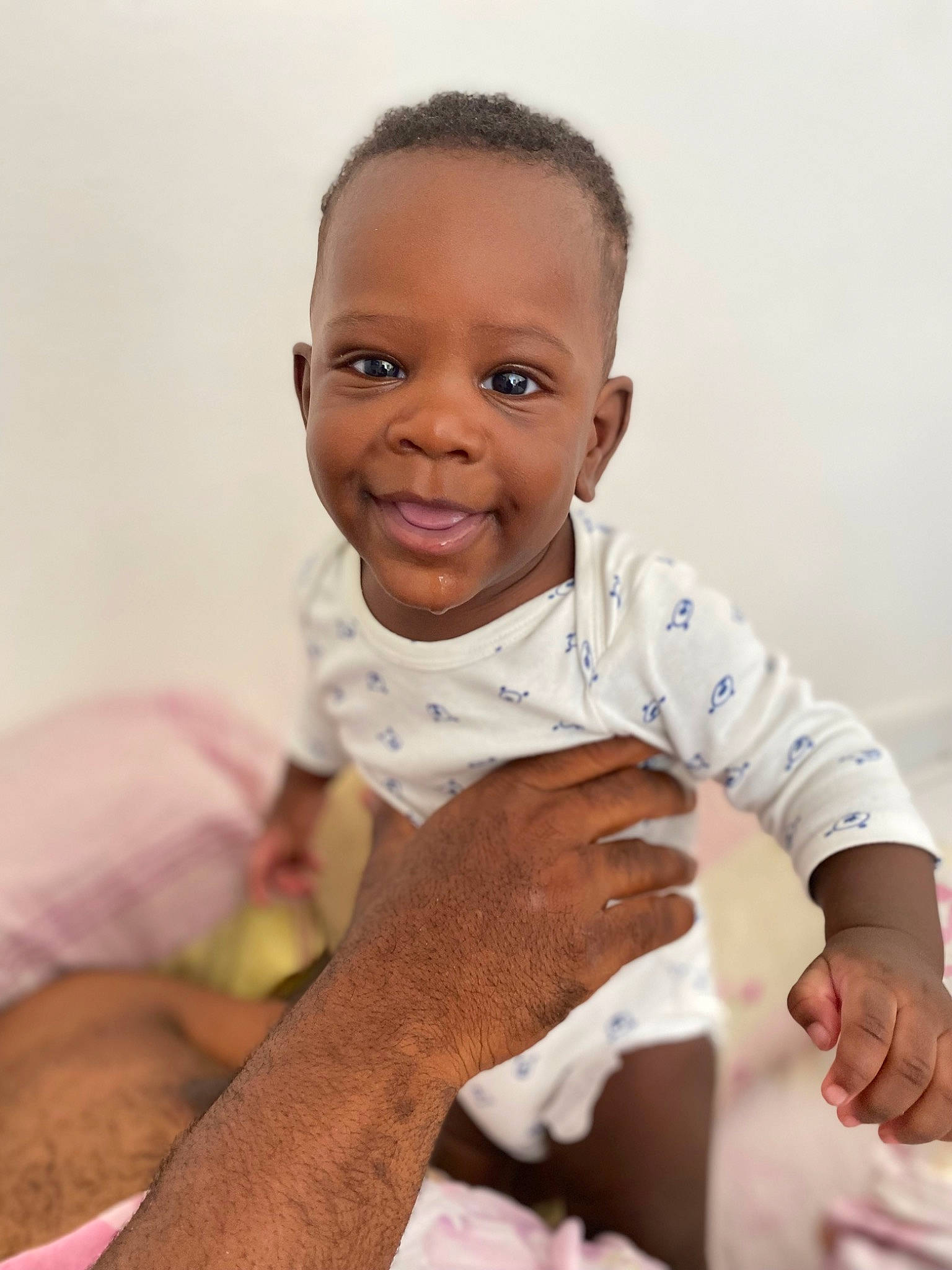 éliah a rejoint le concours — aidez-le/la à gagner de superbes lots ! arm, baby_toddler_clothing, cheek, child, elbow, flash_photography, fun, gesture, hand, happy, head, human_body, joy, nose, person, sitting, skin, sleeve, smile, t_shirt