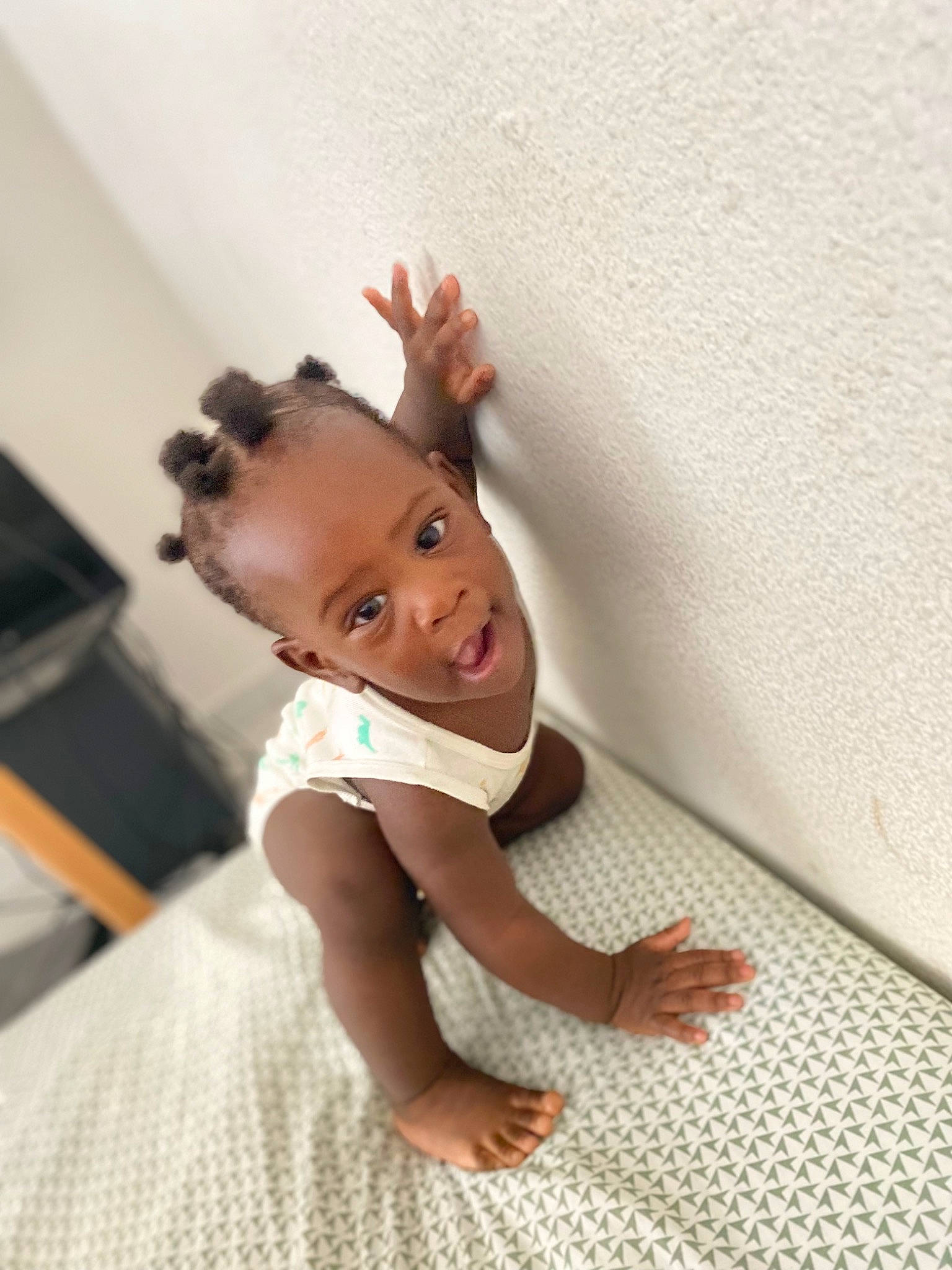 éliah a rejoint le concours — aidez-le/la à gagner de superbes lots ! baby, baby_toddler_clothing, cheek, child, comfort, finger, flooring, foot, fun, gesture, happy, hardwood, human_leg, linens, person, sitting, sleeve, smile, thumb, toddler