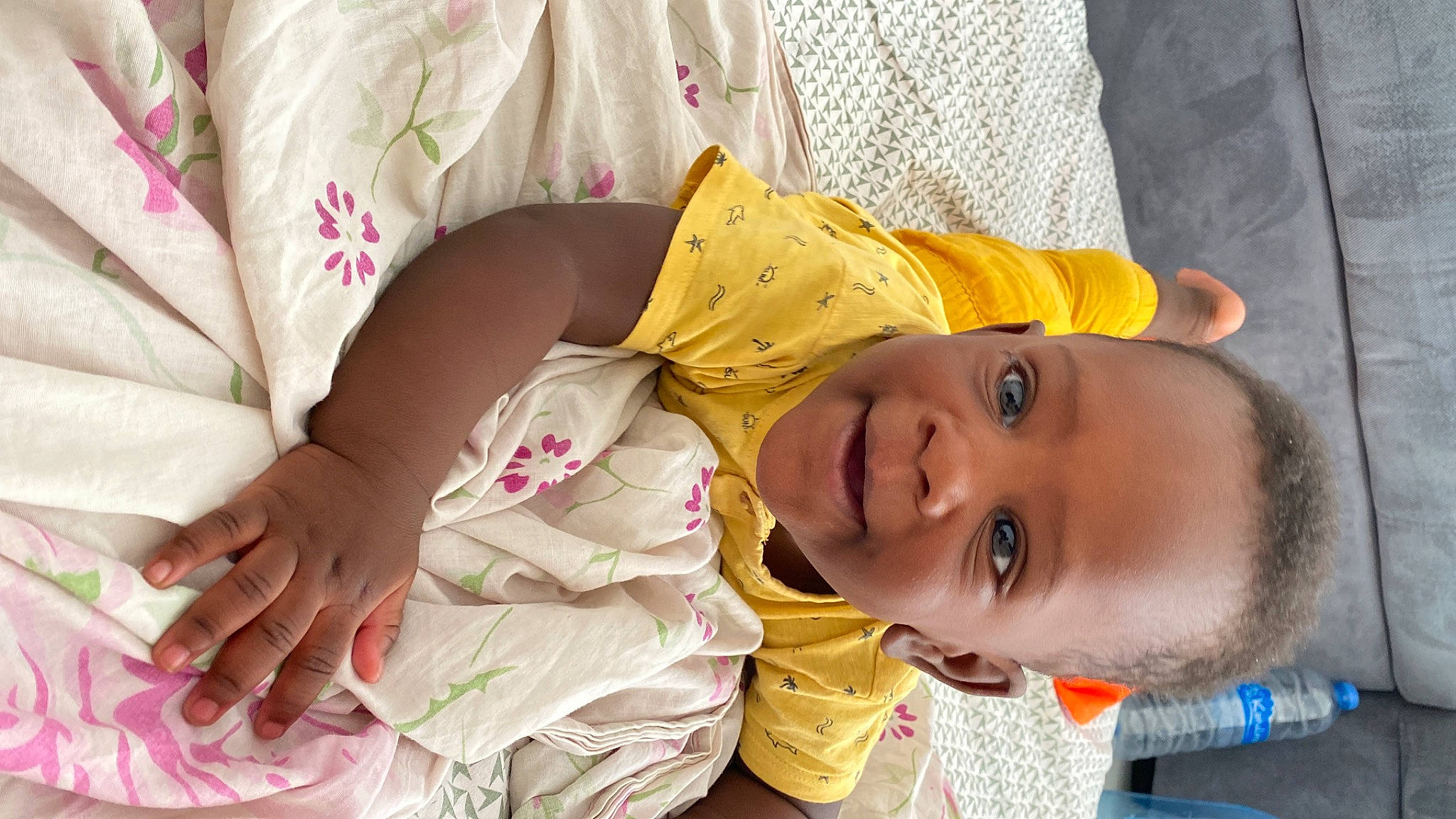 éliah a rejoint le concours — aidez-le/la à gagner de superbes lots ! baby, baby_products, baby_toddler_clothing, cheek, child, comfort, face, happy, joy, linens, mouth, nightwear, nose, people, person, room, skin, smile, toddler, tree