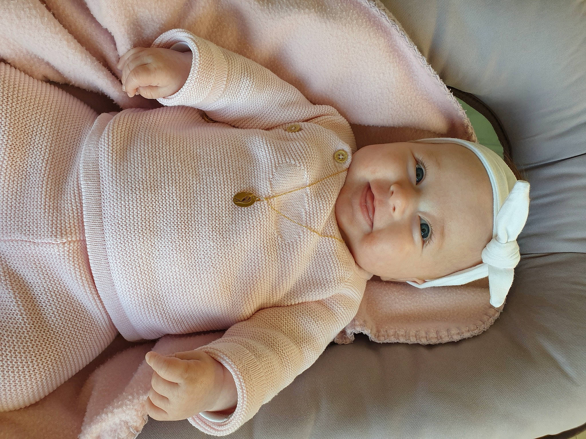 Kaylie a rejoint le concours — aidez-le/la à gagner de superbes lots ! baby, baby_products, baby_toddler_clothing, beige, child, clothing, collar, comfort, hat, headwear, linens, pattern, person, product, sitting, skin, sleeve, smile, textile, toddler