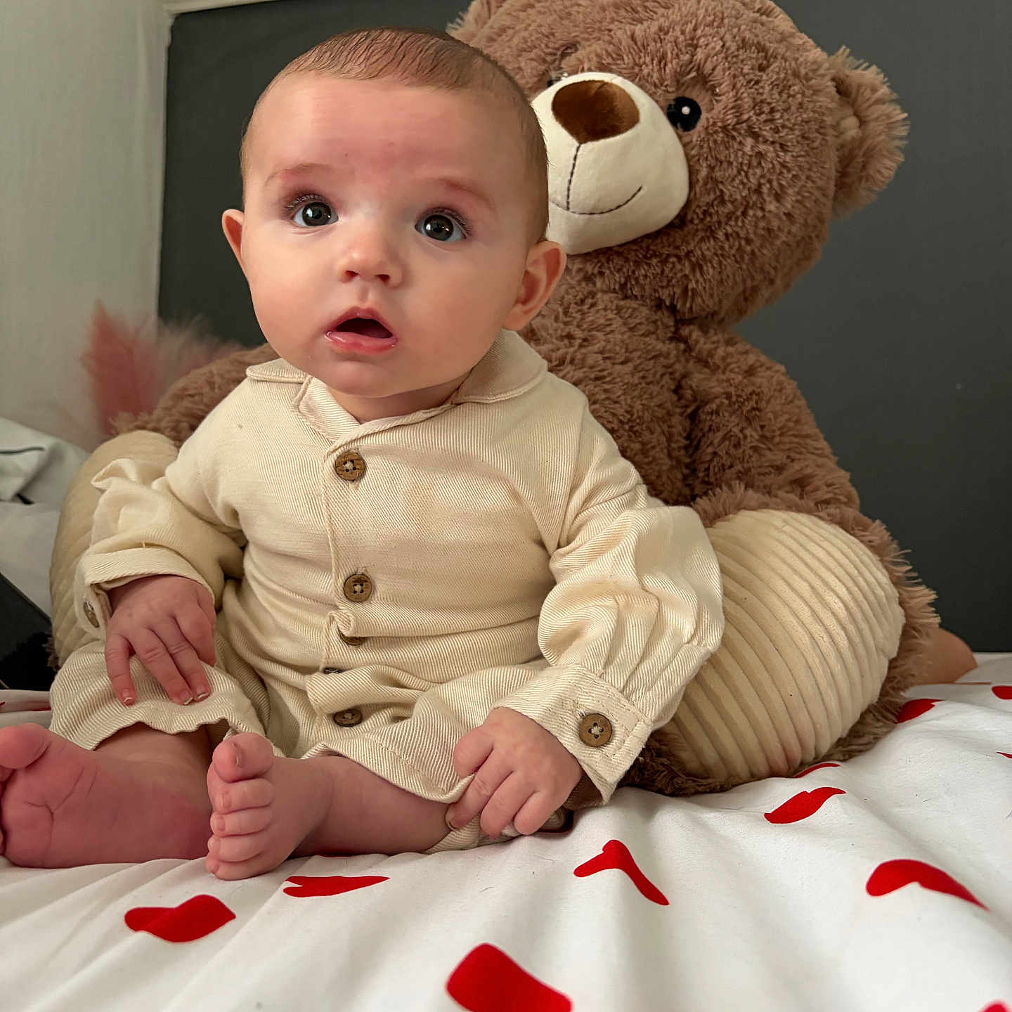 Maylo participe au concours pour gagner de l'argent avec cette photo : baby, child, teddy_bear, bed, heart_pattern, plush_toy, indoor, cute, portrait, clothing, foot, hand, face, expression, sitting, furniture, soft_toy, comfort, infant, room
