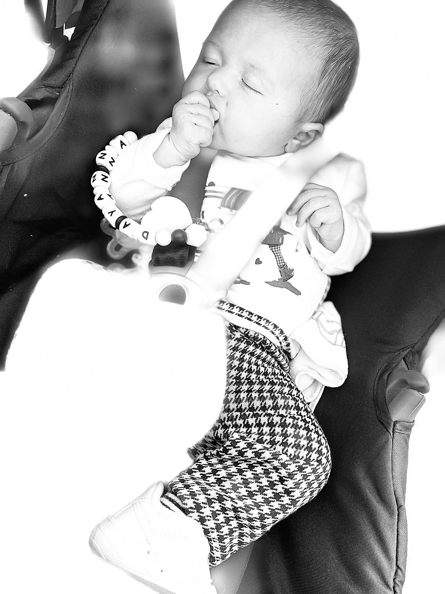 Dayanna a rejoint le concours — aidez-le/la à gagner de superbes lots ! arm, baby, baby_toddler_clothing, black, black_and_white, child, comfort, eyelash, finger, flash_photography, gesture, hand, happy, monochrome, organ, person, photograph, sleeve, style, toddler