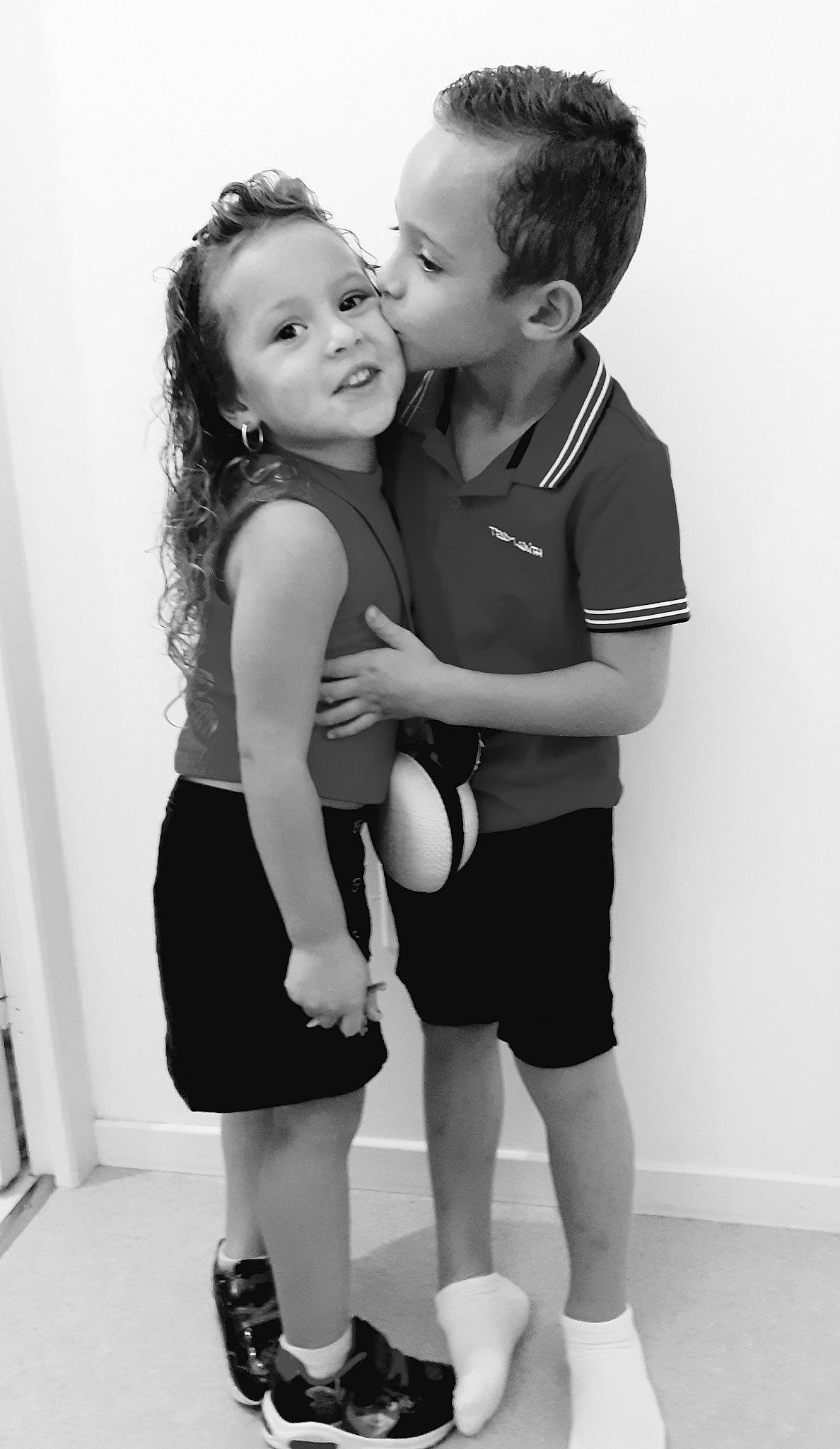 Nessy a rejoint le concours — aidez-le/la à gagner de superbes lots ! black, black_and_white, cheek, child, face, forehead, hairstyle, interaction, monochrome, monochrome_photography, people, person, photograph, photography, shoulder, skin, smile, snapshot, standing, toddler