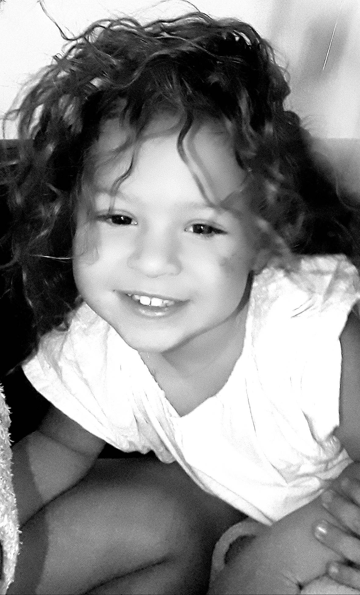 Nessy participe au concours pour gagner de l'argent avec cette photo : beauty, black_and_white, black_hair, child, child_model, chin, face, hair, hairstyle, happy, joy, laugh, lip, monochrome, monochrome_photography, person, photo_shoot, photograph, photography, portrait