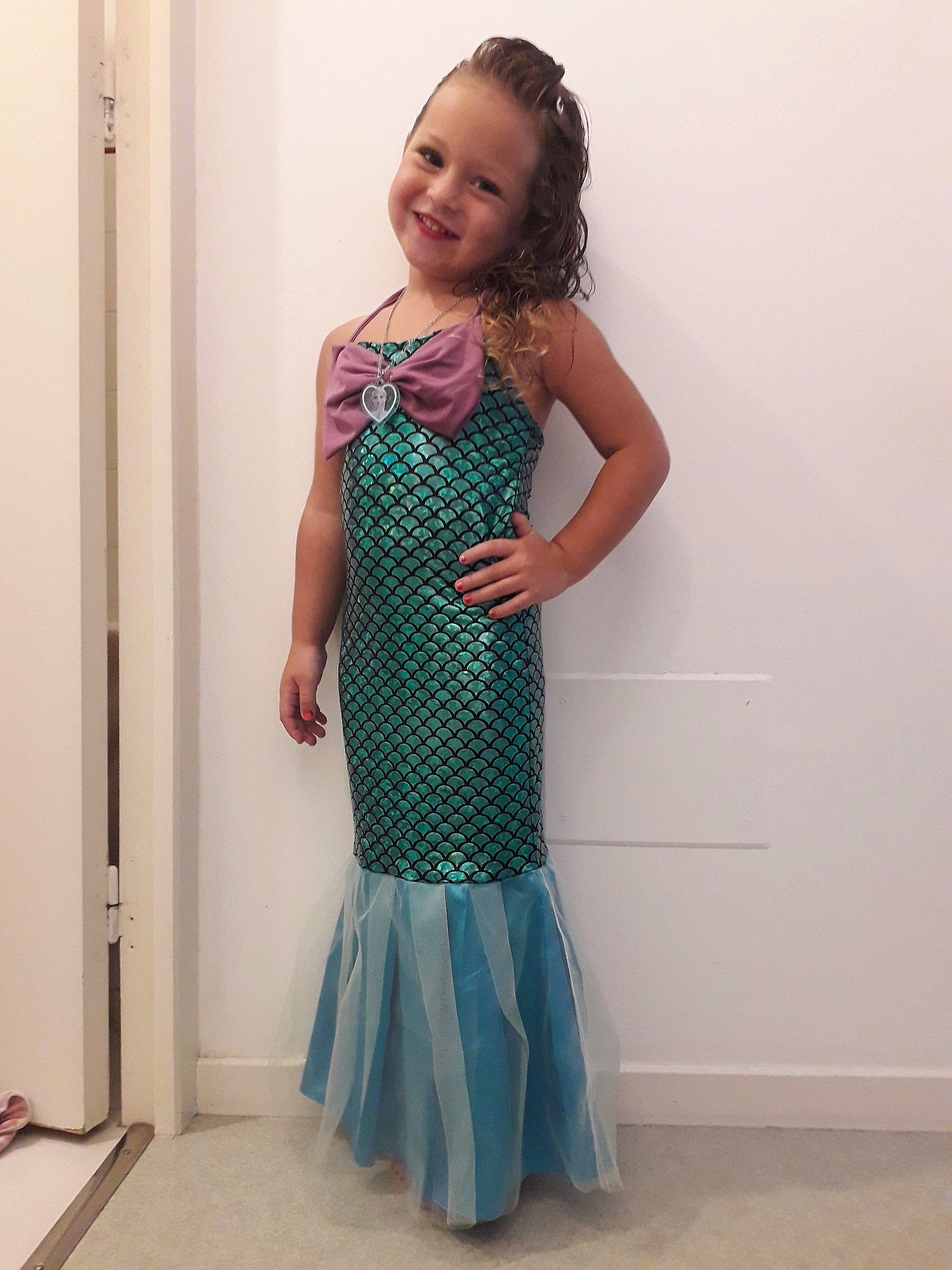 Nessy participe au concours pour gagner de l'argent avec cette photo : aqua, blue, child, child_model, clothing, day_dress, design, dress, fashion_design, formal_wear, gown, joy, one_piece_garment, pattern, person, polka_dot, toddler, turquoise, waist