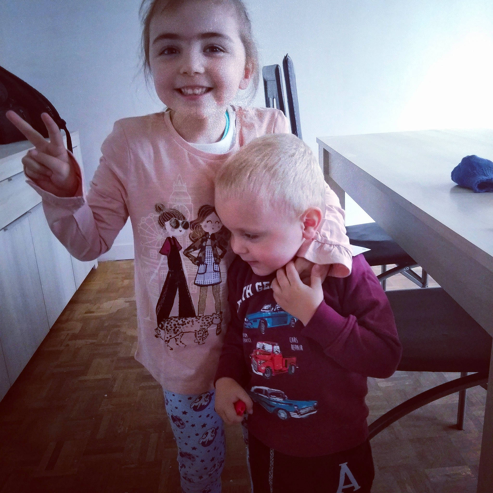 Mathis a rejoint le concours — aidez-le/la à gagner de superbes lots ! arm, baby, cheek, child, cool, ear, electronic_device, finger, hand, happy, joint, joy, person, photography, play, skin, sleeve, t_shirt, toddler, top