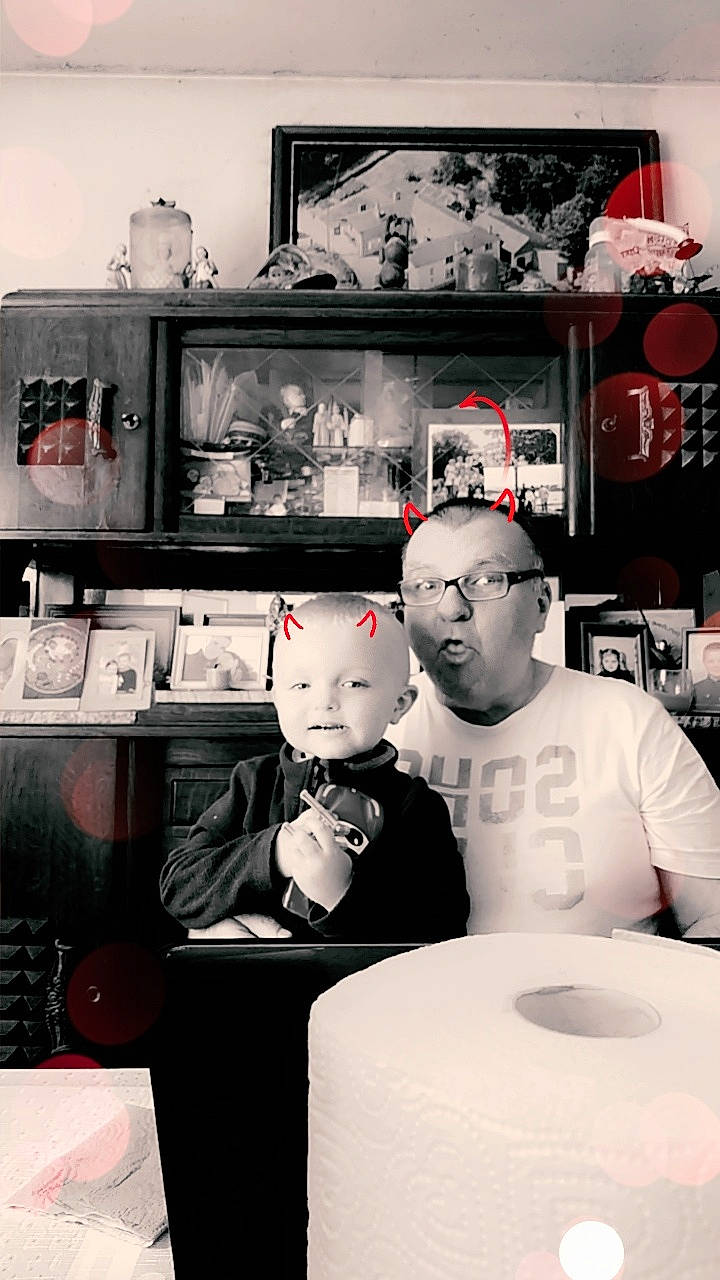 Mathis participe au concours pour gagner de l'argent avec cette photo : black_and_white, child, furniture, interior_design, male, person, photography, room