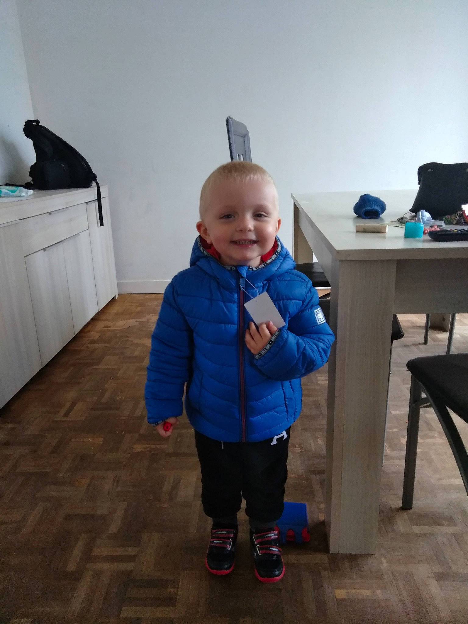 Mathis a rejoint le concours — aidez-le/la à gagner de superbes lots ! child, joy, outerwear, person, shoe, standing, toddler