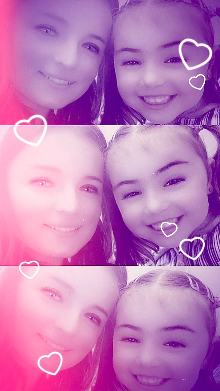 Louna a rejoint le concours — aidez-le/la à gagner de superbes lots ! art, cheek, child, face, facial_expression, friendship, fun, happy, head, jaw, joy, lip, mouth, nose, person, photography, photomontage, pink, selfie, skin