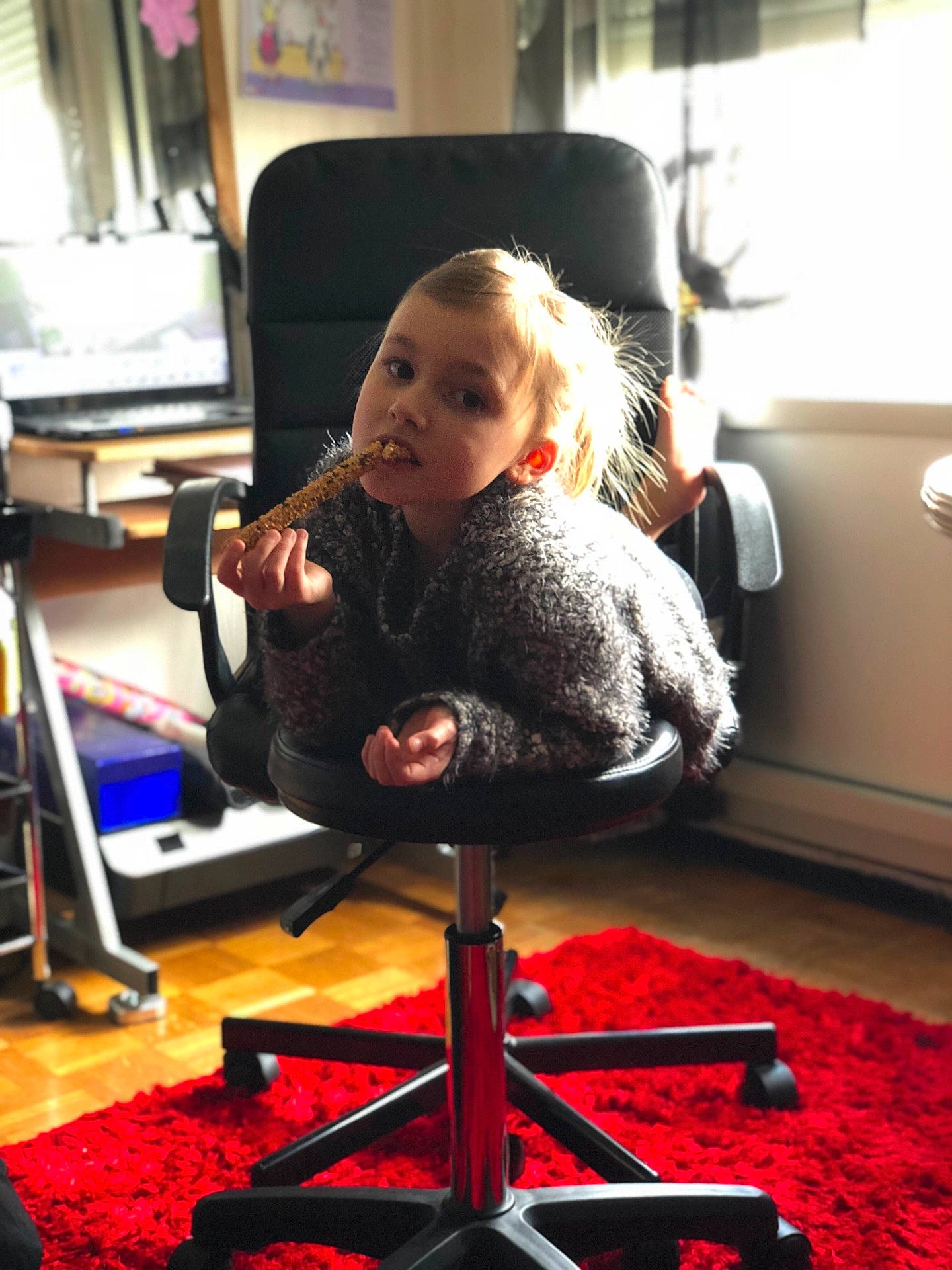 Loane a rejoint le concours — aidez-le/la à gagner de superbes lots ! chair, child, flooring, fun, furniture, girl, person, product, room, sitting, toddler