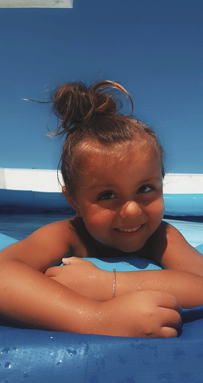 Alicia participe au concours pour gagner de l'argent avec cette photo : arm, azure, bathing, ear, eyelash, hand, happy, head, iris, joint, joy, lip, mouth, muscle, nose, person, shoulder, skin, smile, swimming_pool