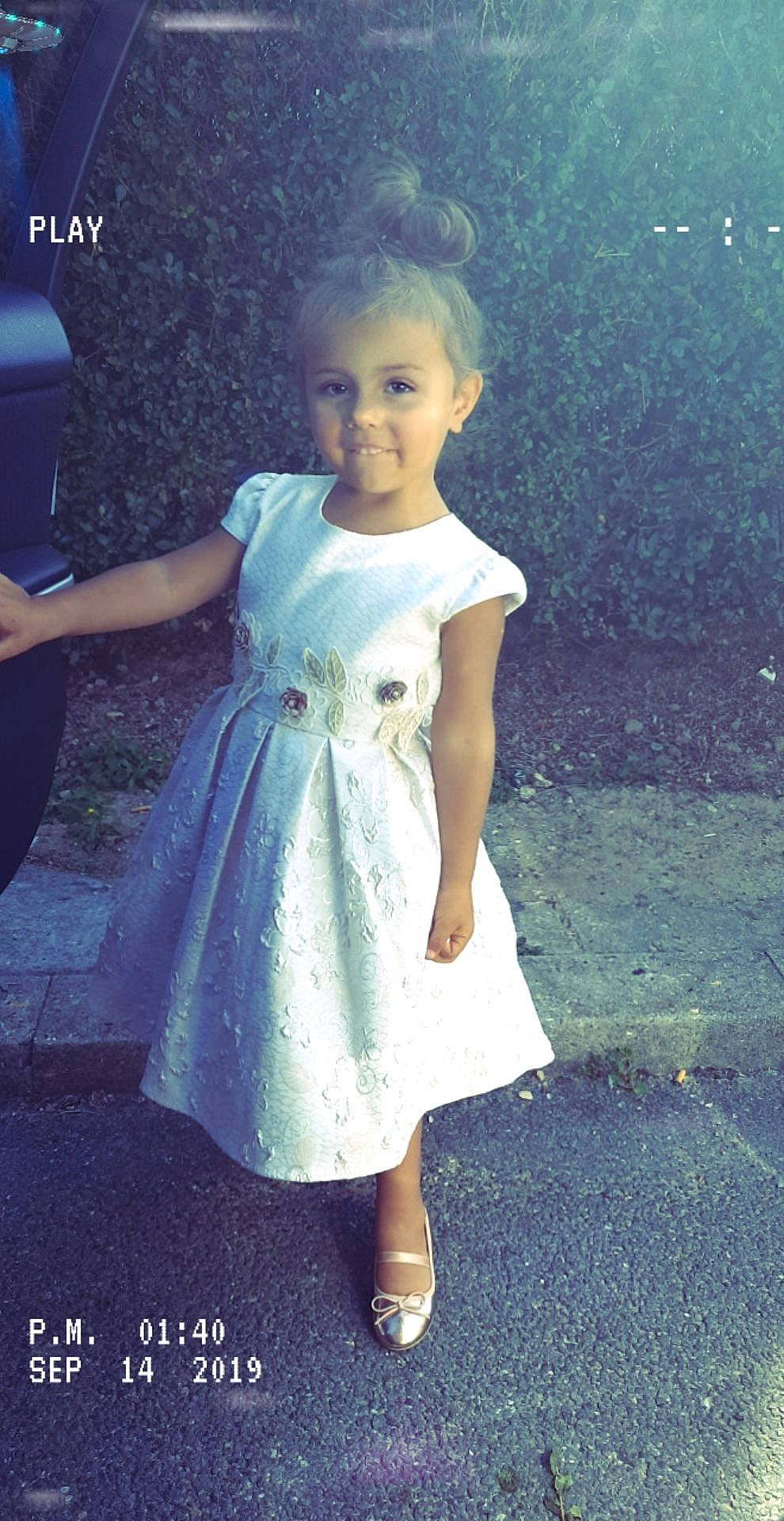 Alicia a rejoint le concours — aidez-le/la à gagner de superbes lots ! baby_toddler_clothing, child, day_dress, dress, electric_blue, flash_photography, formal_wear, fun, gesture, happy, joy, one_piece_garment, pattern, people_in_nature, person, portrait, portrait_photography, sitting, sleeve, smile