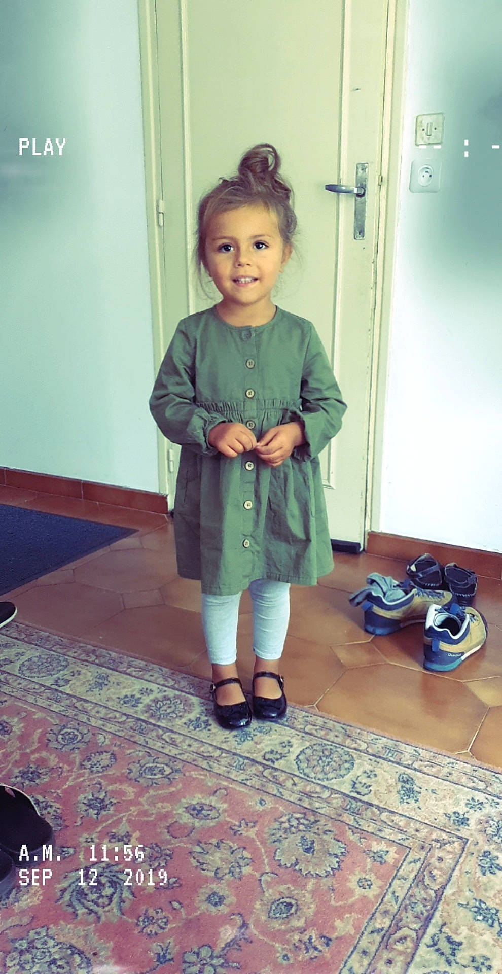 Alicia participe au concours pour gagner de l'argent avec cette photo : baby_toddler_clothing, carpet, child, door, electric_blue, fashion_design, floor, flooring, fun, hardwood, joint, joy, knee, magenta, pattern, person, purple, room, sitting, sleeve