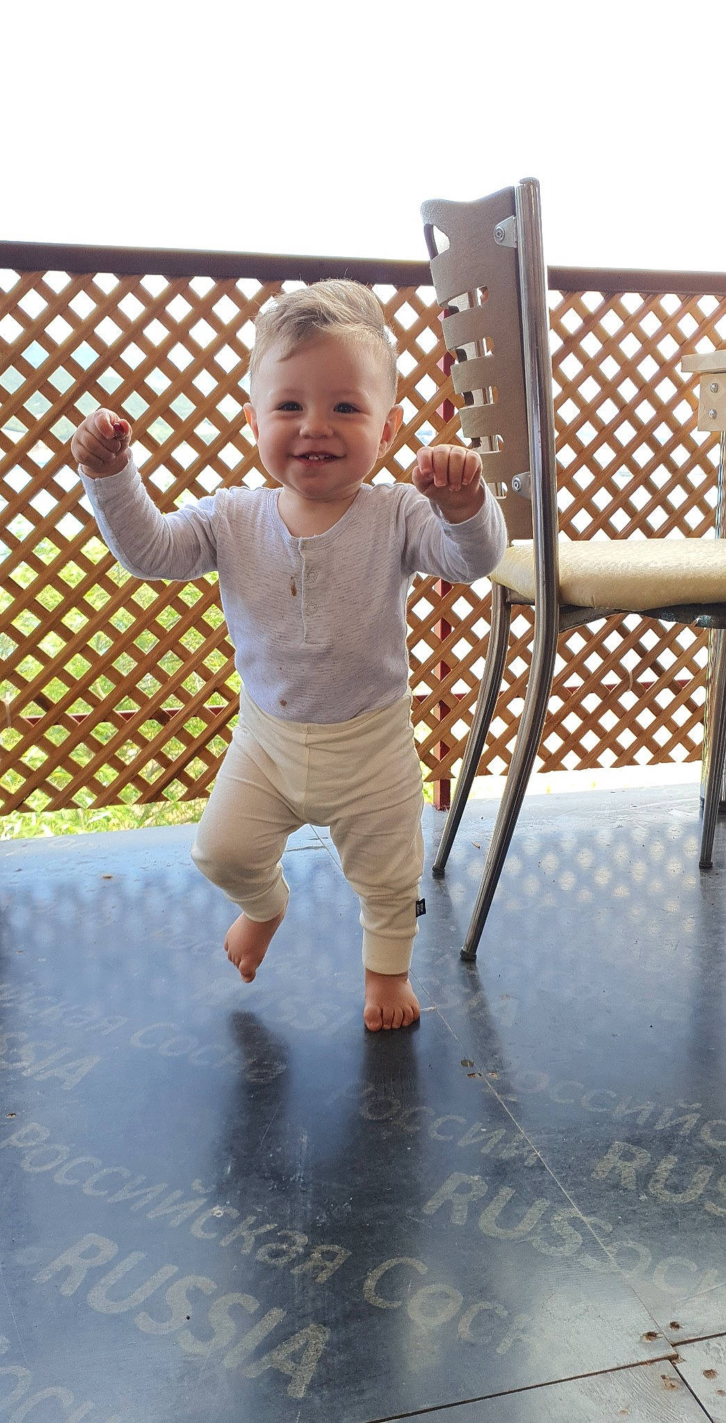 Kaan participe au concours pour gagner de l'argent avec cette photo : baby, baby_laughing, baby_toddler_clothing, barefoot, child, flooring, fun, gesture, grass, happy, joy, leisure, pattern, people_in_nature, person, play, sitting, sleeve, smile, toddler