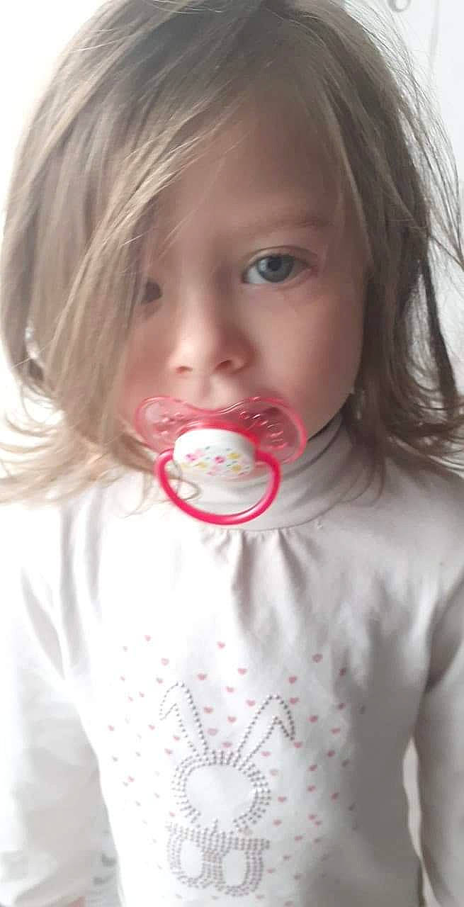 Liana a rejoint le concours — aidez-le/la à gagner de superbes lots ! baby_toddler_clothing, cheek, child, chin, eyelash, facial_expression, hair, hairstyle, happy, jaw, lip, mouth, neck, nose, organ, person, pink, skin, sleeve, toddler