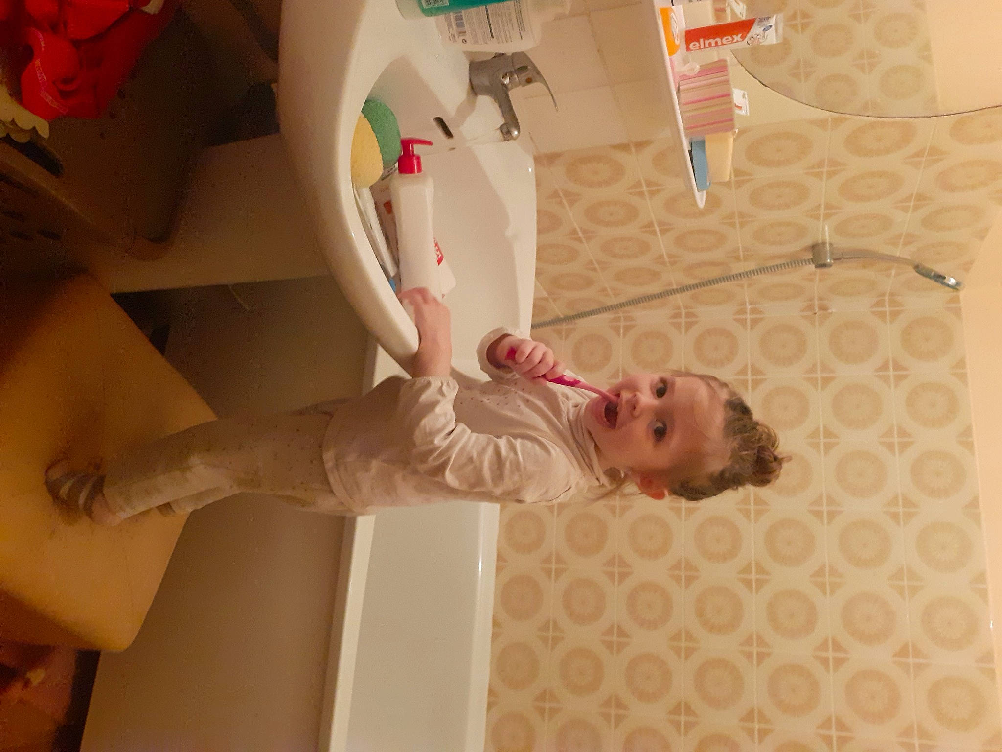 Liana participe au concours pour gagner de l'argent avec cette photo : art, ceiling, child, comfort, elbow, finger, floor, flooring, fun, hardwood, human_leg, knee, linens, person, plaster, room, textile, thigh, toddler, toy