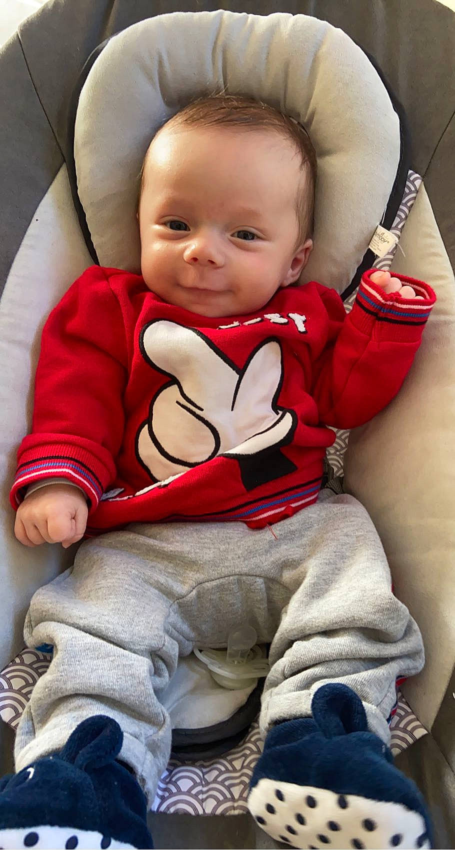 Ezio a rejoint le concours — aidez-le/la à gagner de superbes lots ! arm, baby, baby_toddler_clothing, cheek, child, comfort, finger, human, joint, leg, mammal, organ, person, product, skin, sleeve, smile, sneakers, textile, toddler