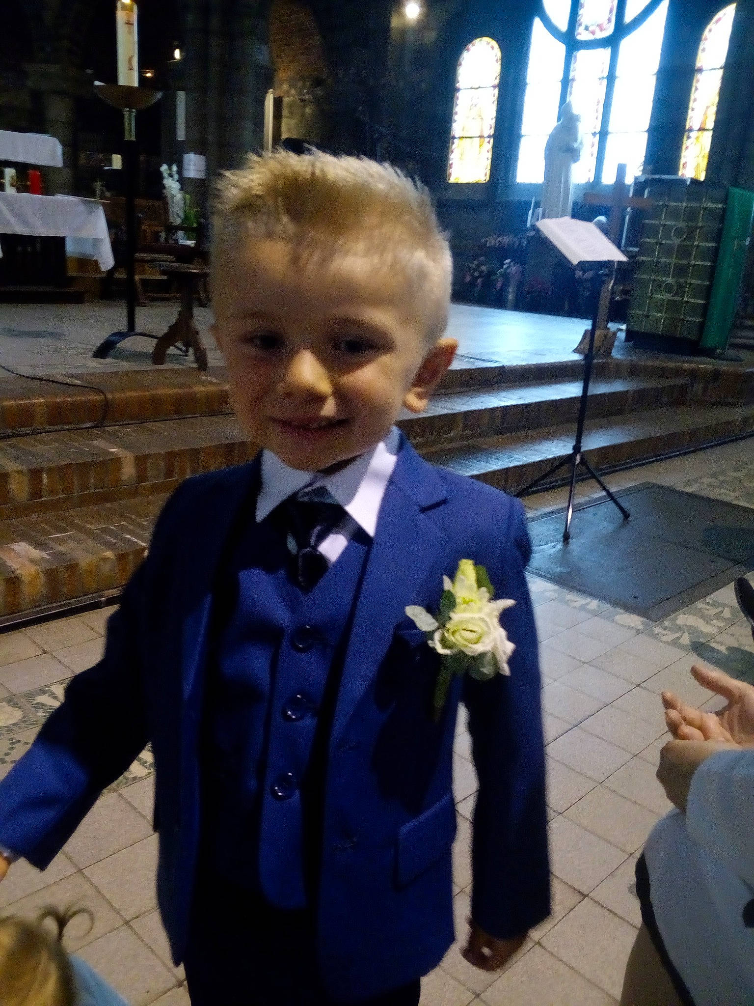 Raphaël a rejoint le concours — aidez-le/la à gagner de superbes lots ! ceremony, child, formal_wear, gentleman, joy, male, outerwear, person, suit, tuxedo