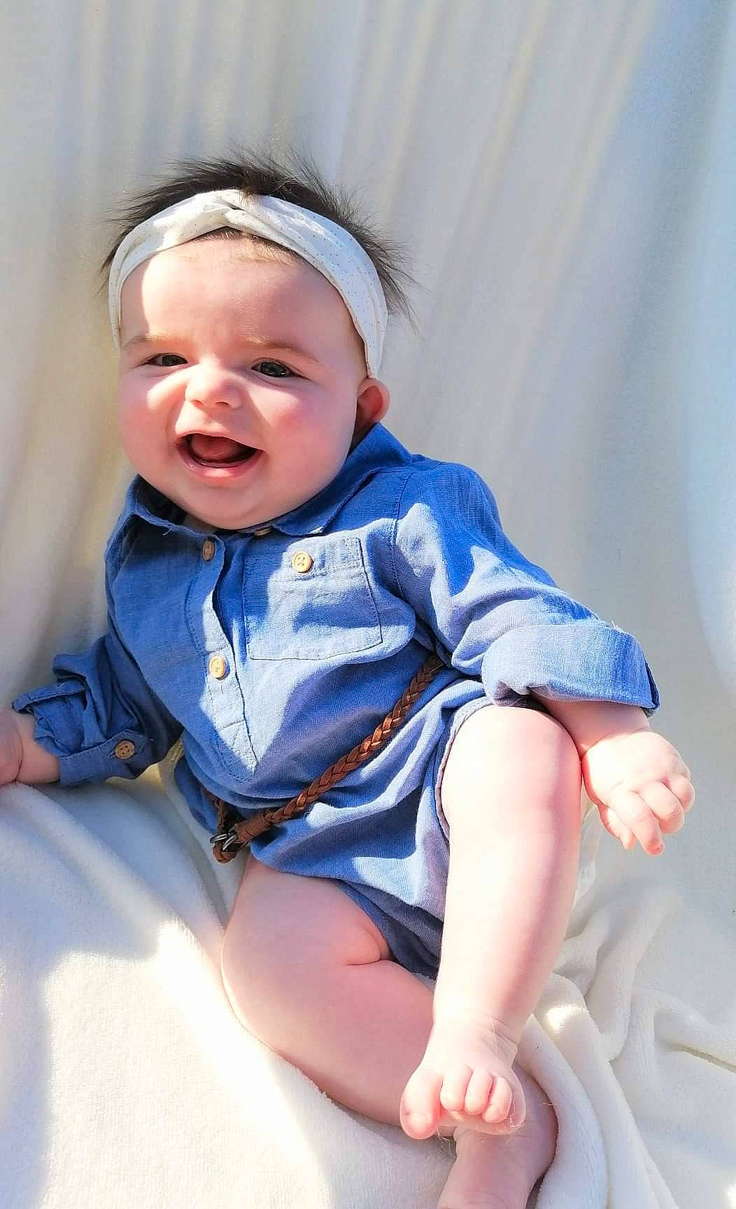 Shayna participe au concours pour gagner de l'argent avec cette photo : baby, blue, child, facial_expression, headwear, person, sitting, skin, smile, toddler
