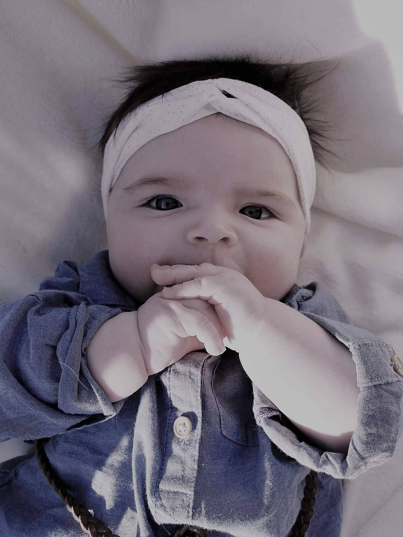 Shayna a rejoint le concours — aidez-le/la à gagner de superbes lots ! baby, cheek, child, eye, face, finger, gesture, head, headwear, lip, mouth, nose, person, photography, portrait_photography, skin, smile, toddler