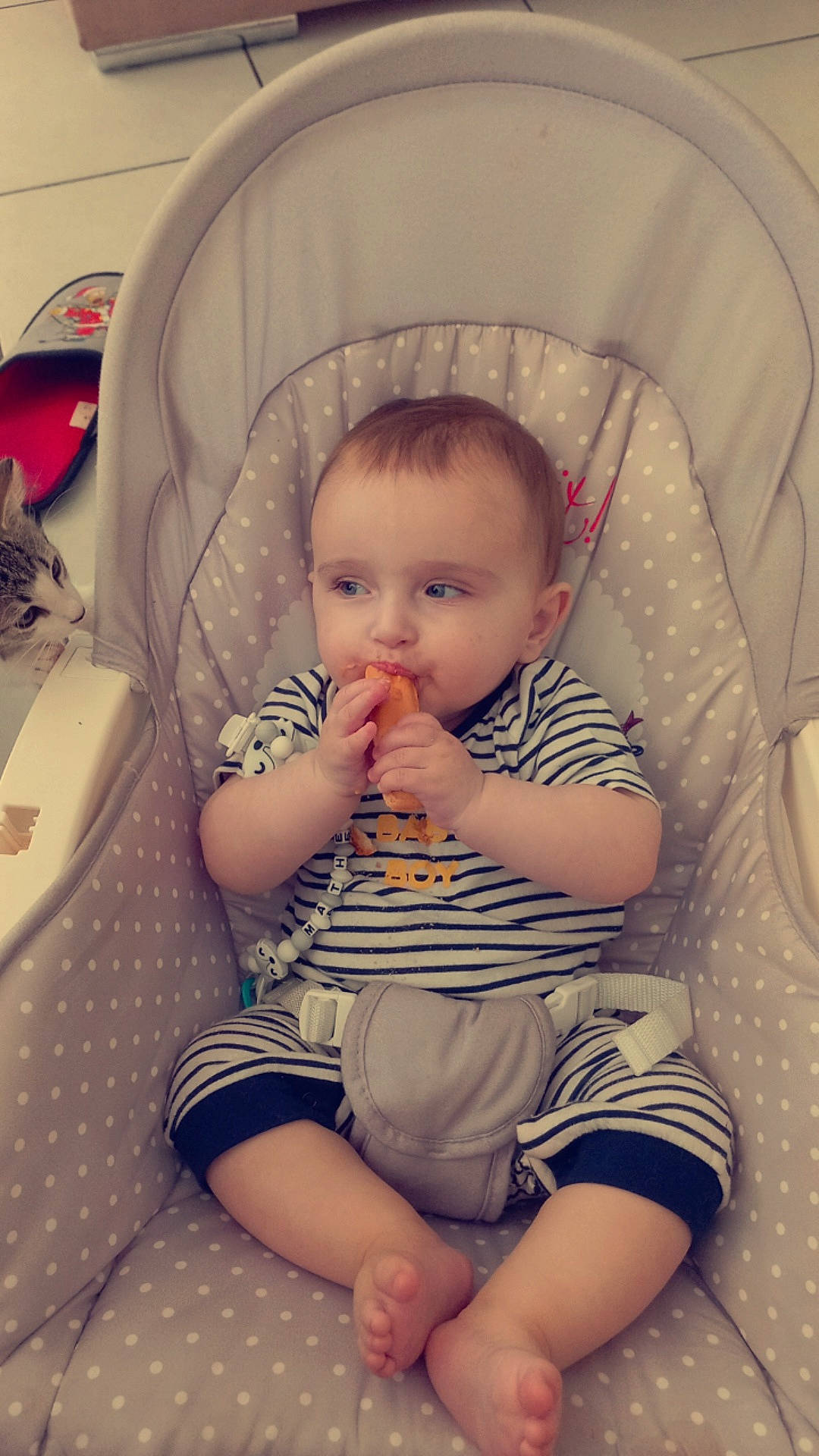 Matheo a rejoint le concours — aidez-le/la à gagner de superbes lots ! baby, baby_products, baby_toddler_clothing, chair, cheek, child, chin, comfort, eye, finger, iris, lap, leg, mouth, nail, person, sitting, skin, thigh, thumb