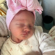 Luna a rejoint le concours — aidez-le/la à gagner de superbes lots ! baby, sleeping, pink_bow, hat, pajamas, infant, closeup, face, hand, cozy, blanket, soft, cute, child, newborn, peaceful, indoors, skin, portrait, resting