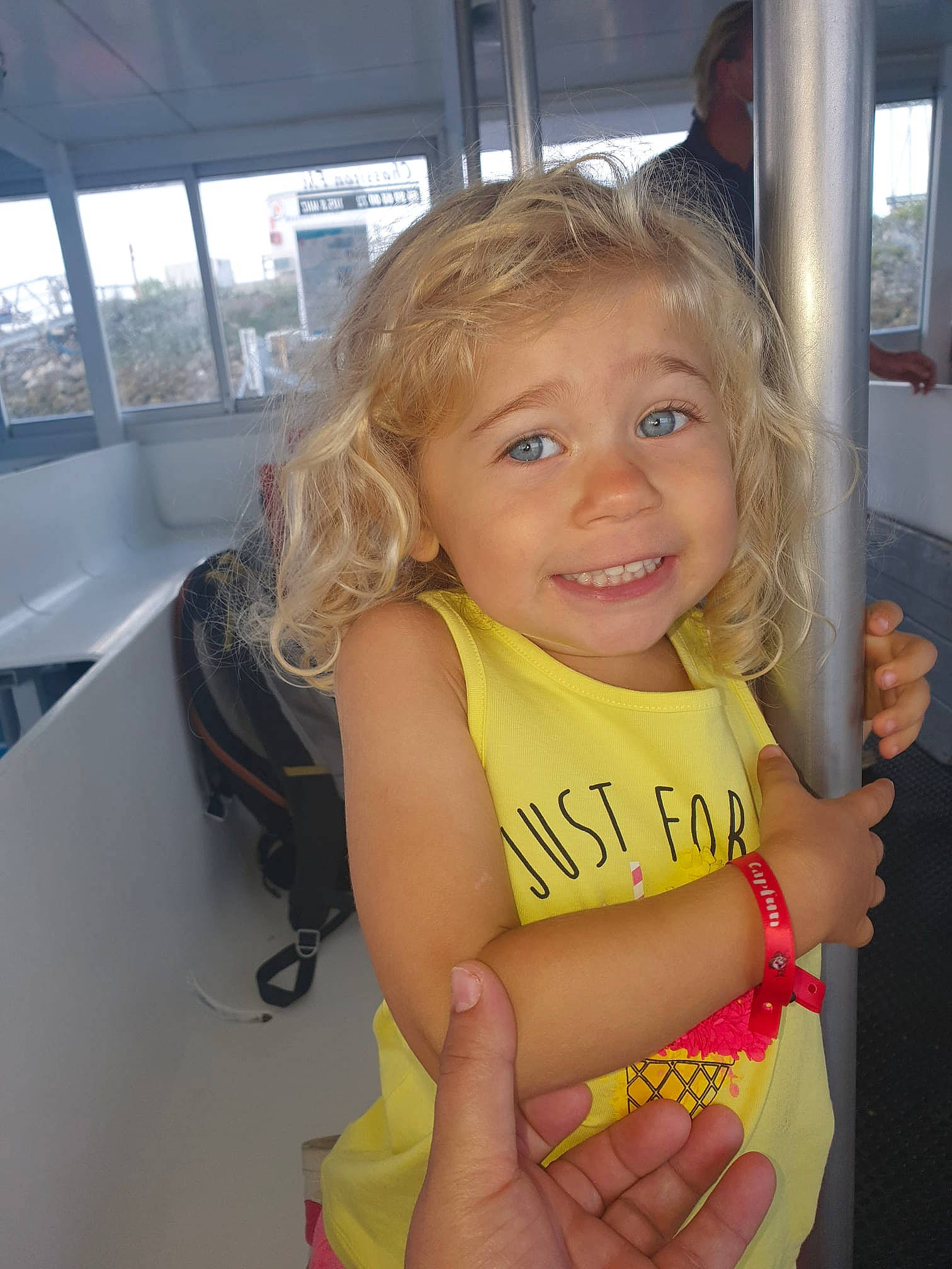 Louise a rejoint le concours — aidez-le/la à gagner de superbes lots ! arm, blond, boat, cheek, child, chin, event, fun, gesture, hand, happy, iris, joy, leisure, long_hair, person, shoulder, skin, smile, thigh