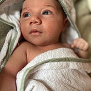 Annastasia a rejoint le concours — aidez-le/la à gagner de superbes lots ! baby, infant, towel, hooded_towel, skin, face, eyes, expression, cute, newborn, soft, closeup, portrait, child, wrapped, blanket, warm, indoors, person, sleepy