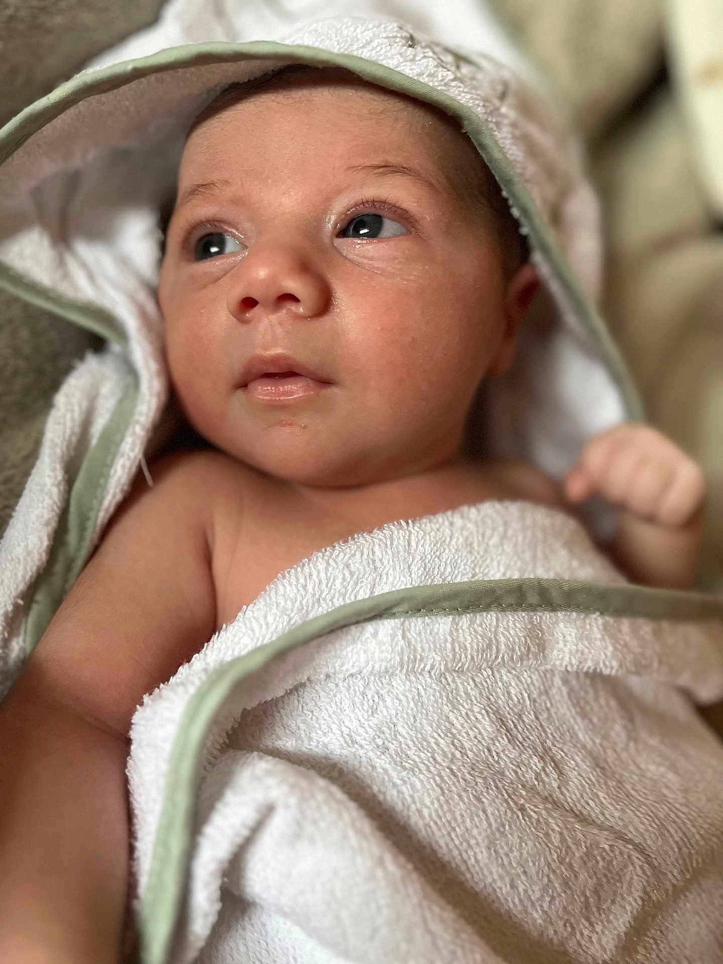 Annastasia a rejoint le concours — aidez-le/la à gagner de superbes lots ! baby, infant, towel, hooded_towel, skin, face, eyes, expression, cute, newborn, soft, closeup, portrait, child, wrapped, blanket, warm, indoors, person, sleepy