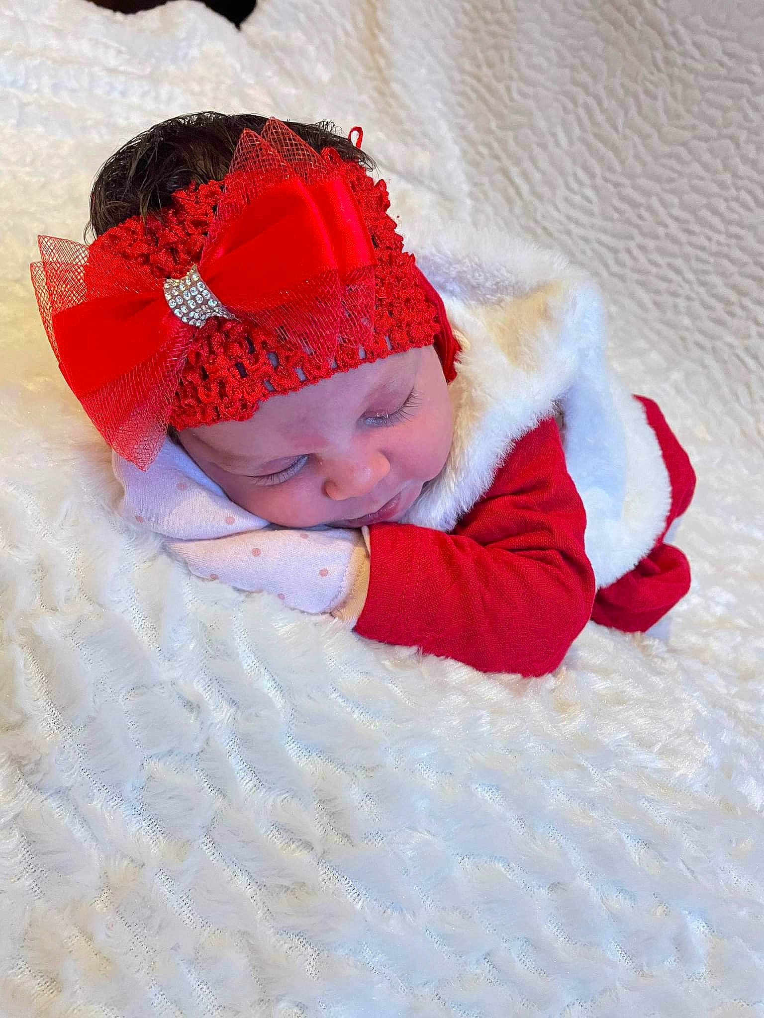 Méladi a rejoint le concours — aidez-le/la à gagner de superbes lots ! baby, baby_sleeping, baby_toddler_clothing, beanie, cap, carmine, comfort, freezing, fun, fur, happy, headgear, headwear, knit_cap, linens, magenta, pattern, person, sleeve, snow