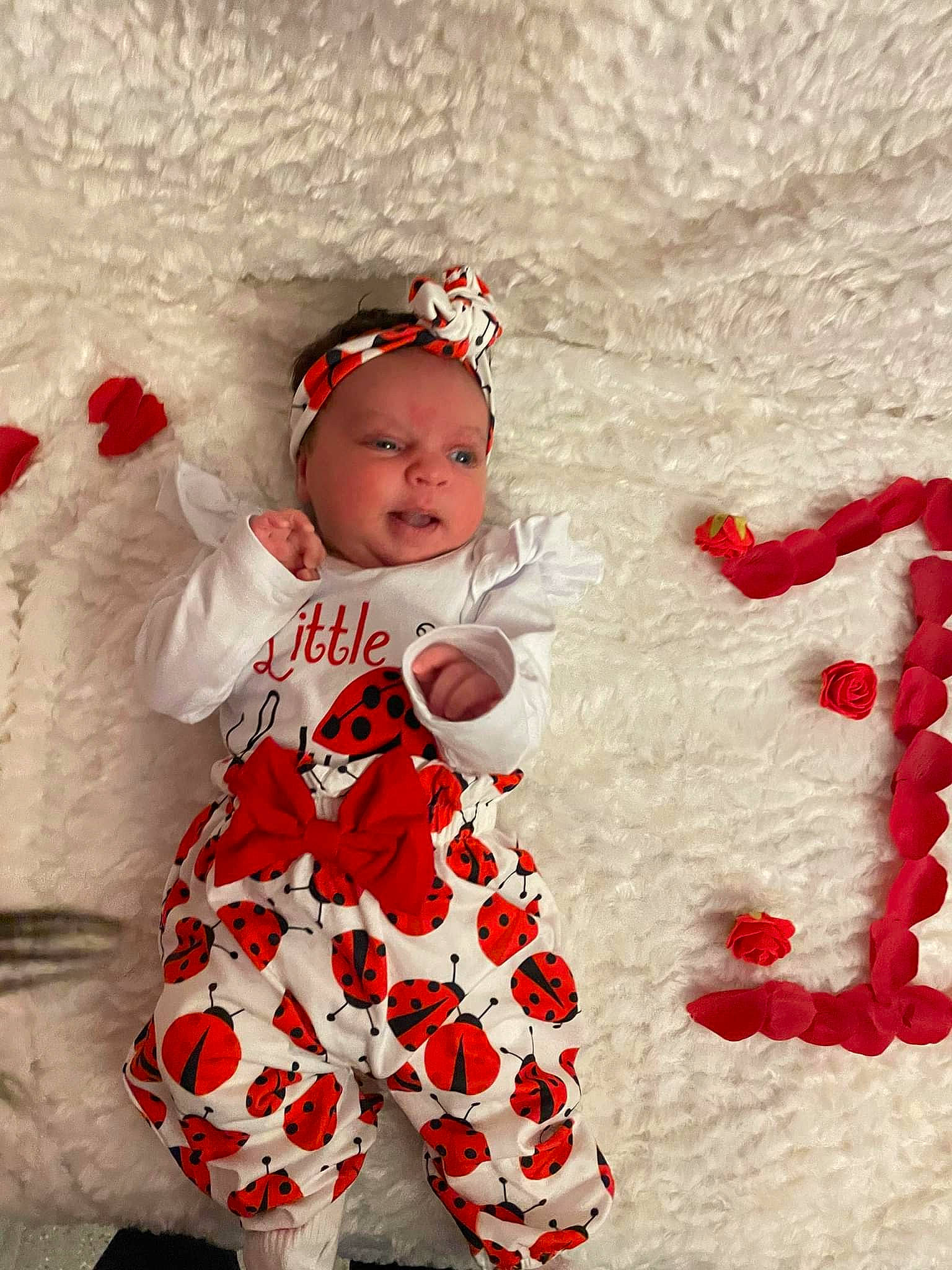 Méladi a rejoint le concours — aidez-le/la à gagner de superbes lots ! baby, baby_products, baby_toddler_clothing, carmine, child, costume, costume_accessory, costume_hat, fictional_character, flooring, fun, happy, hat, headband, headwear, linens, pattern, person, sleeve, sock