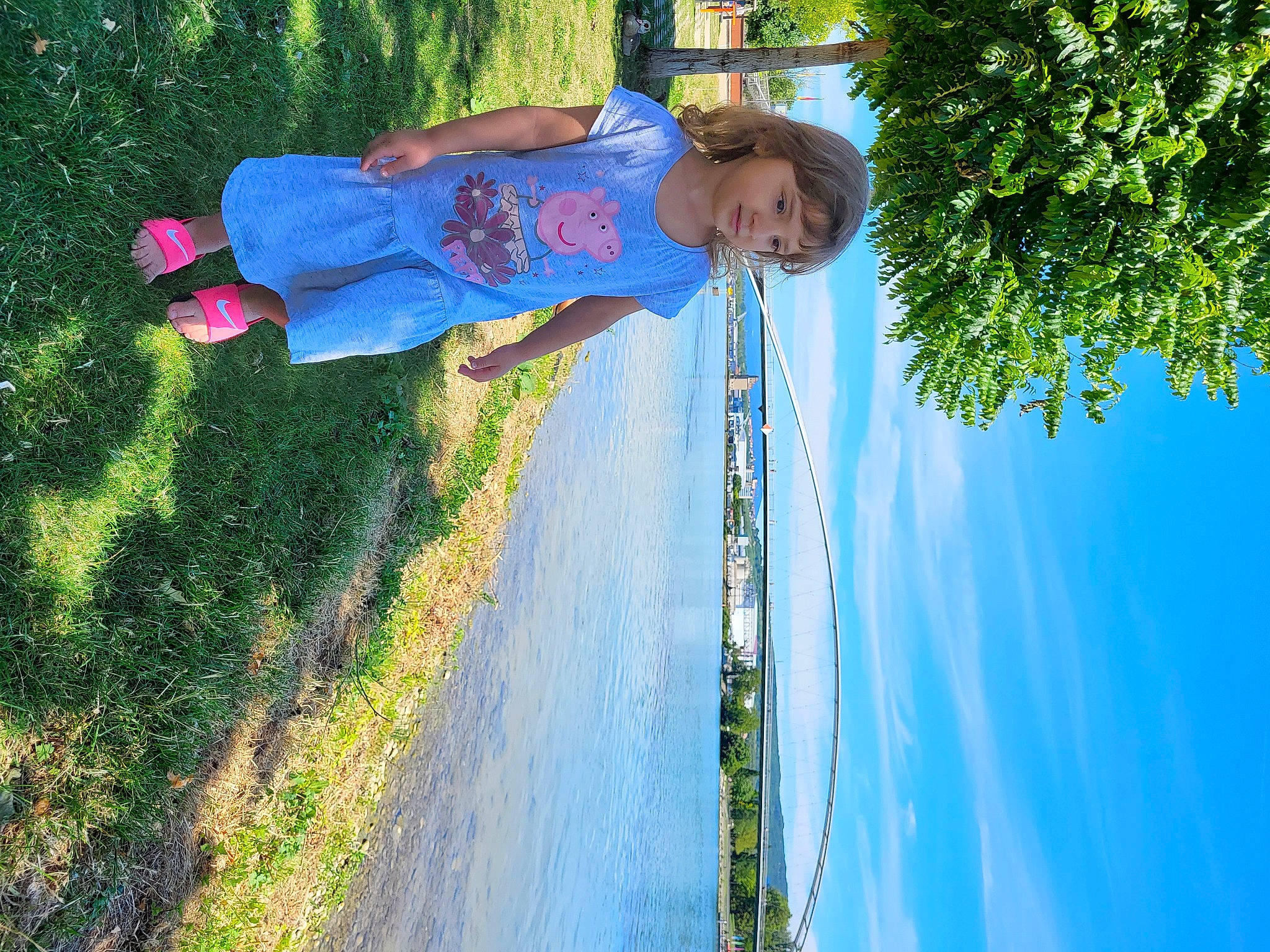 Bénesa a rejoint le concours — aidez-le/la à gagner de superbes lots ! azure, electric_blue, fun, grass, grass_family, happy, landscape, leaf, leisure, people_in_nature, person, plant, pole, recreation, reflection, sky, smile, sunlight, toddler, tree