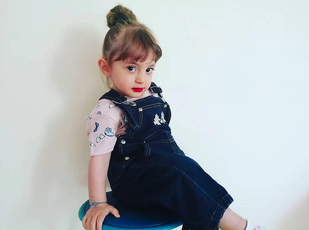 Bénesa a rejoint le concours — aidez-le/la à gagner de superbes lots ! baby_toddler_clothing, blazer, collar, denim, dress, dress_shirt, fashion_design, flash_photography, hair, joint, knee, leg, neck, outerwear, pattern, person, shoulder, sleeve, t_shirt, thigh