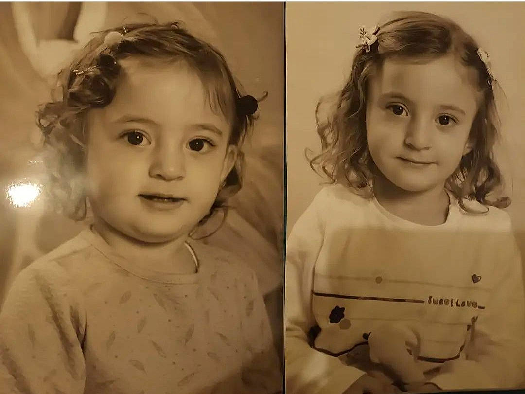 Bénesa participe au concours pour gagner de l'argent avec cette photo : art, black_and_white, cheek, chin, eye, eyebrow, face, facial_expression, flash_photography, gesture, hair, hairstyle, happy, head, iris, monochrome, nose, person, smile, style