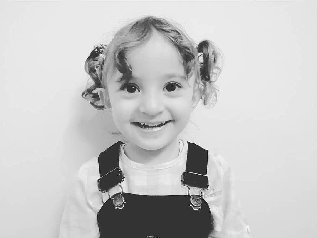 Bénesa participe au concours pour gagner de l'argent avec cette photo : arm, audio_equipment, baby_toddler_clothing, cheek, ear, eye, eyelash, face, flash_photography, gesture, hair, happy, head, hearing, joy, neck, person, sleeve, smile, style