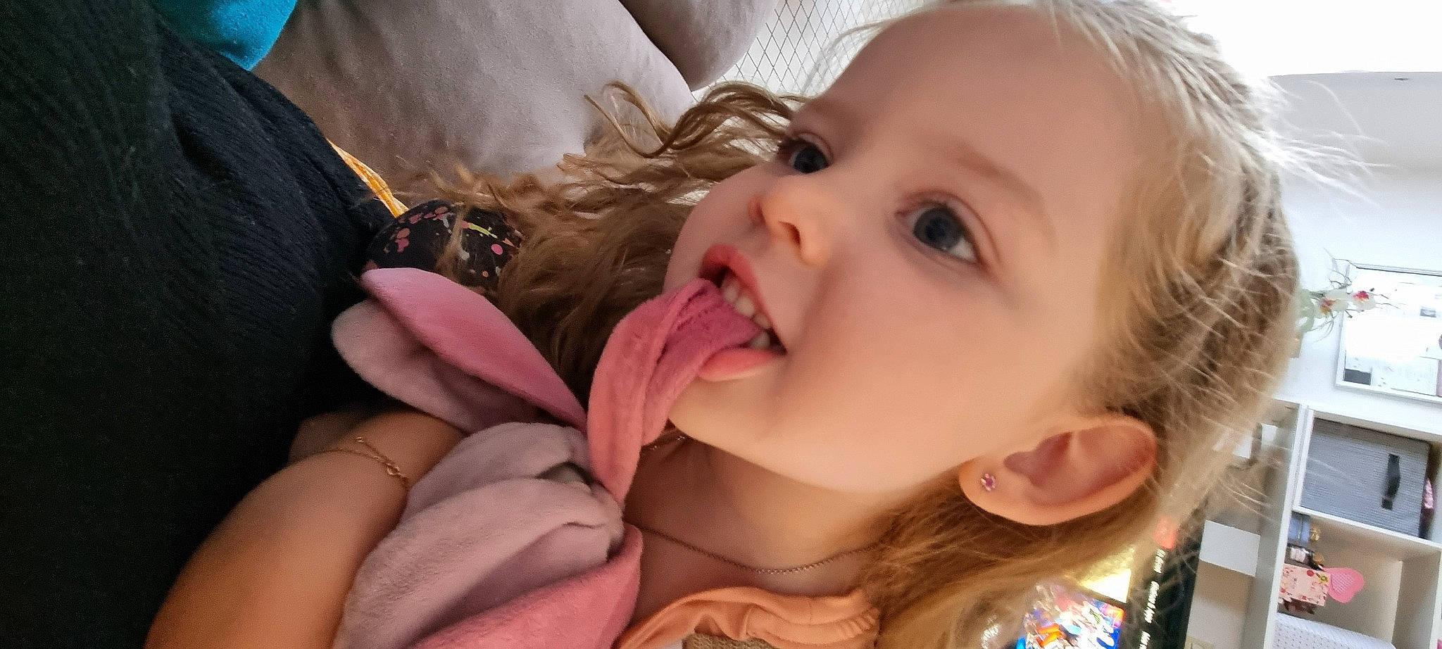 Anaëlle participe au concours pour gagner de l'argent avec cette photo : blond, cheek, child, close_up, comfort, eye, eyebrow, eyelash, facial_expression, fun, gesture, happy, iris, lip, mammal, mouth, nose, person, skin, smile