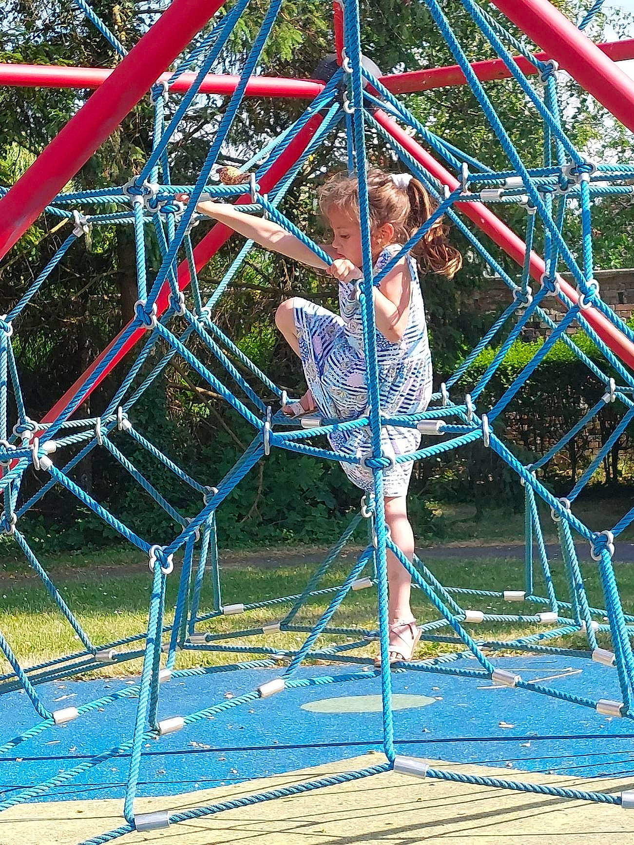 Savannah a rejoint le concours — aidez-le/la à gagner de superbes lots ! balance, composite_material, electric_blue, event, fun, leisure, outdoor_play_equipment, pattern, person, playground, pole, recreation, rope, symmetry, tree, visual_arts