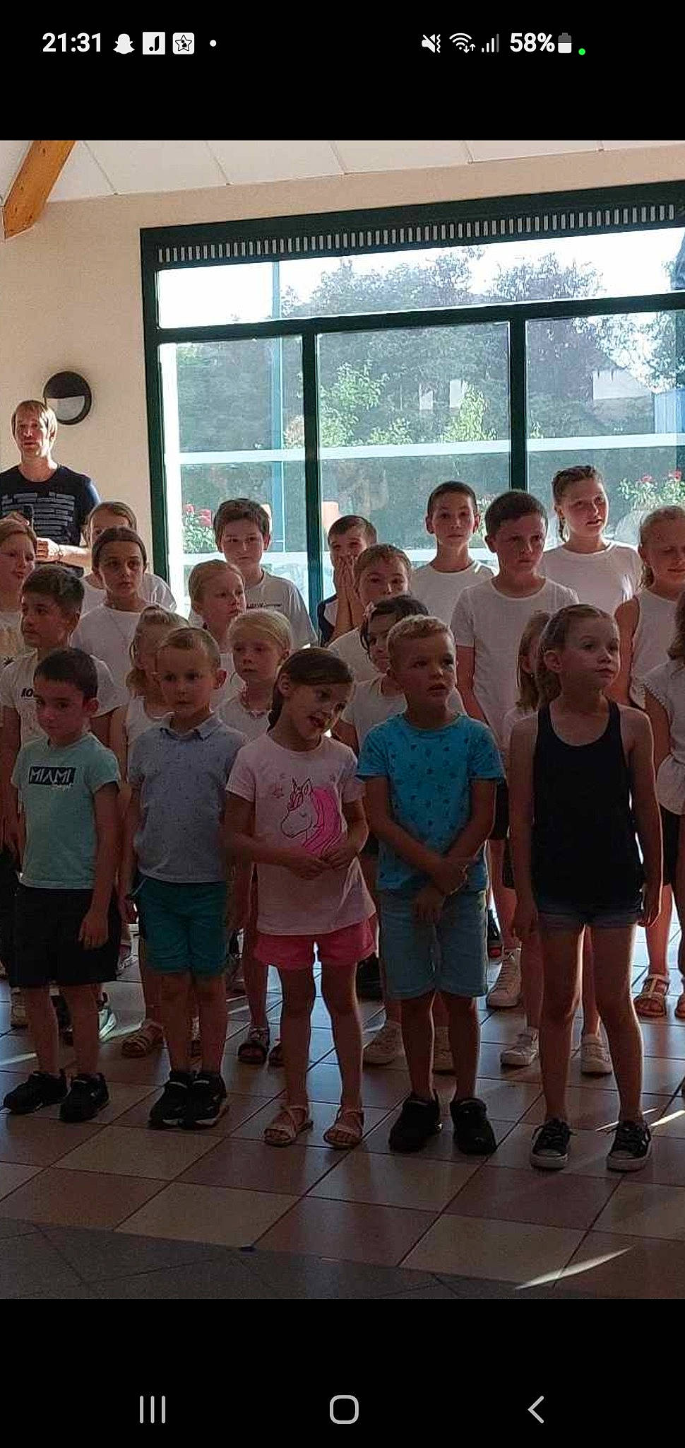 Savannah a rejoint le concours — aidez-le/la à gagner de superbes lots ! active_shorts, bermuda_shorts, child, community, event, fun, head, leisure, person, recreation, room, shoe, shorts, snapshot, sneakers, social_group, standing, t_shirt, team, toddler