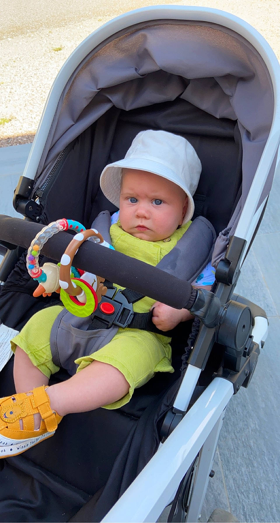 Noan a rejoint le concours — aidez-le/la à gagner de superbes lots ! auto_part, baby, baby_carriage, baby_products, baby_safety, baby_toddler_clothing, child, comfort, hat, headwear, person, personal_protective_equipment, photograph, product, sitting, toddler