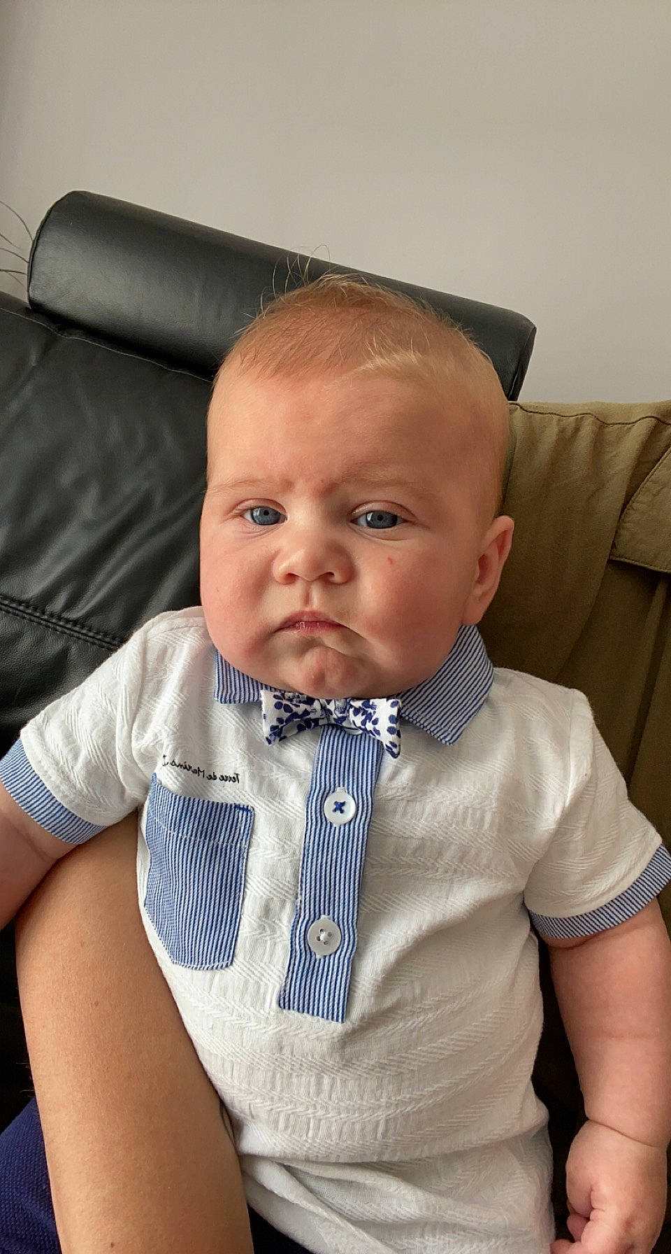 Noan a rejoint le concours — aidez-le/la à gagner de superbes lots ! arm, baby, baby_toddler_clothing, cheek, chin, collar, comfort, eye, eyebrow, eyelash, finger, iris, lip, mouth, neck, nose, person, shoulder, skin, sleeve