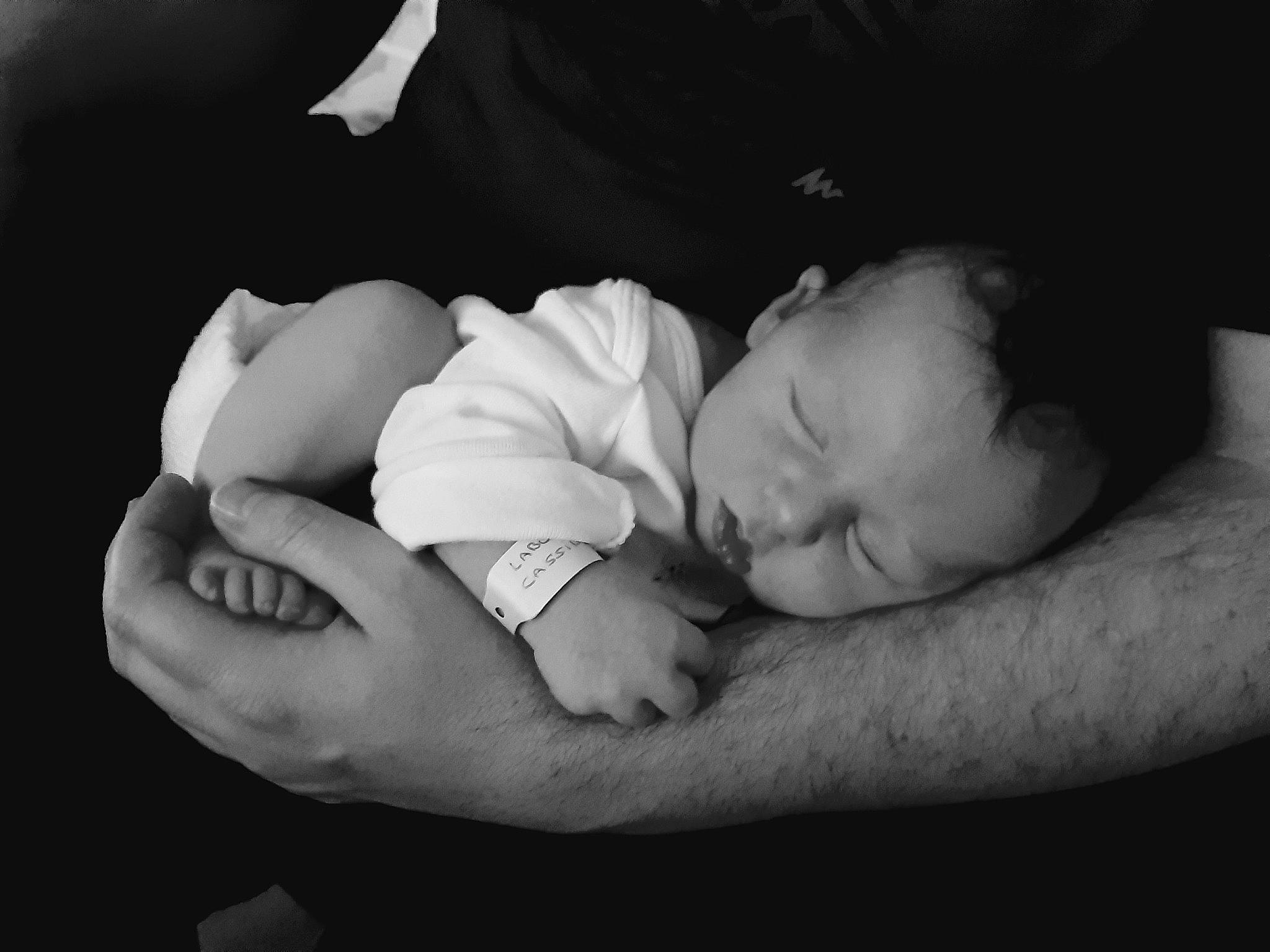 Cassidy a rejoint le concours — aidez-le/la à gagner de superbes lots ! arm, baby, baby_sleeping, bedtime, black, black_and_white, child, hand, love, monochrome, monochrome_photography, mouth, nap, person, photograph, photography, portrait_photography, sleep, stock_photography, toddler
