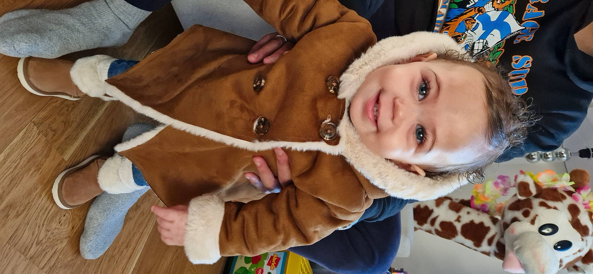 Leya a rejoint le concours — aidez-le/la à gagner de superbes lots ! baby, cheek, child, eyelash, fashion_accessory, fun, fur, gesture, hand, happy, hat, joy, nose, person, skin, smile, sunglasses, thumb, toddler, tree