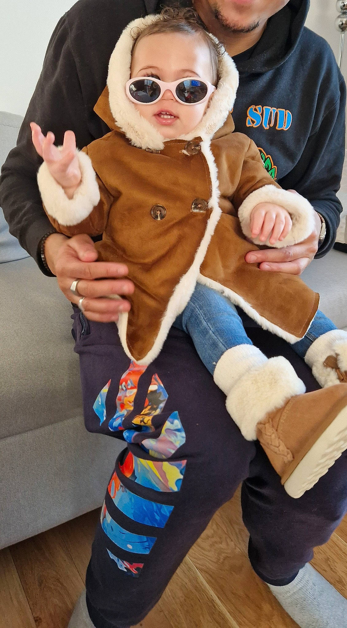 Leya a rejoint le concours — aidez-le/la à gagner de superbes lots ! baby, baby_toddler_clothing, eyewear, finger, fur, gesture, glove, goggles, hand, mask, outerwear, person, personal_protective_equipment, sleeve, stuffed_toy, sunglasses, textile, thumb, toddler, vision_care