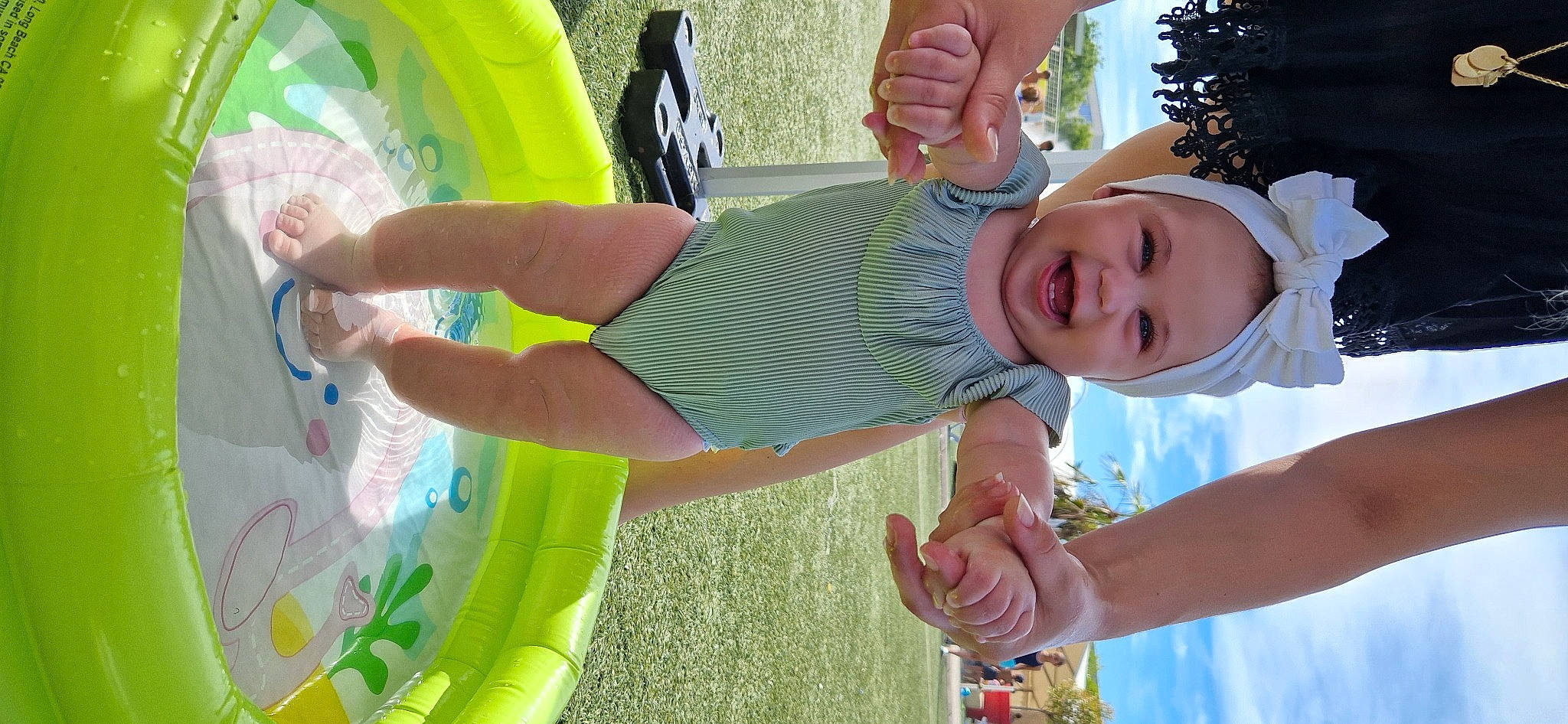 Leya participe au concours pour gagner de l'argent avec cette photo : baby, baby_toddler_clothing, child, finger, fun, gesture, grass, green, hand, happy, headwear, leisure, people_in_nature, person, play, public_space, recreation, smile, summer, toddler