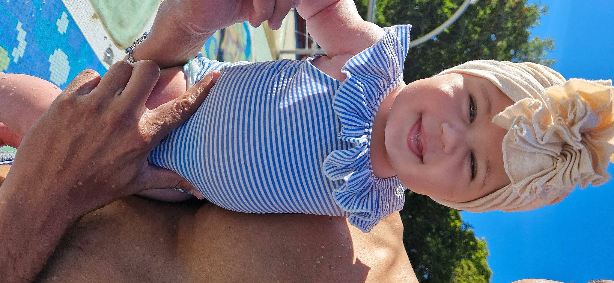 Leya participe au concours pour gagner de l'argent avec cette photo : arm, cool, elbow, eyewear, finger, gesture, grass, hand, happy, headwear, human_body, interaction, joint, joy, leisure, muscle, neck, people_in_nature, person, plant