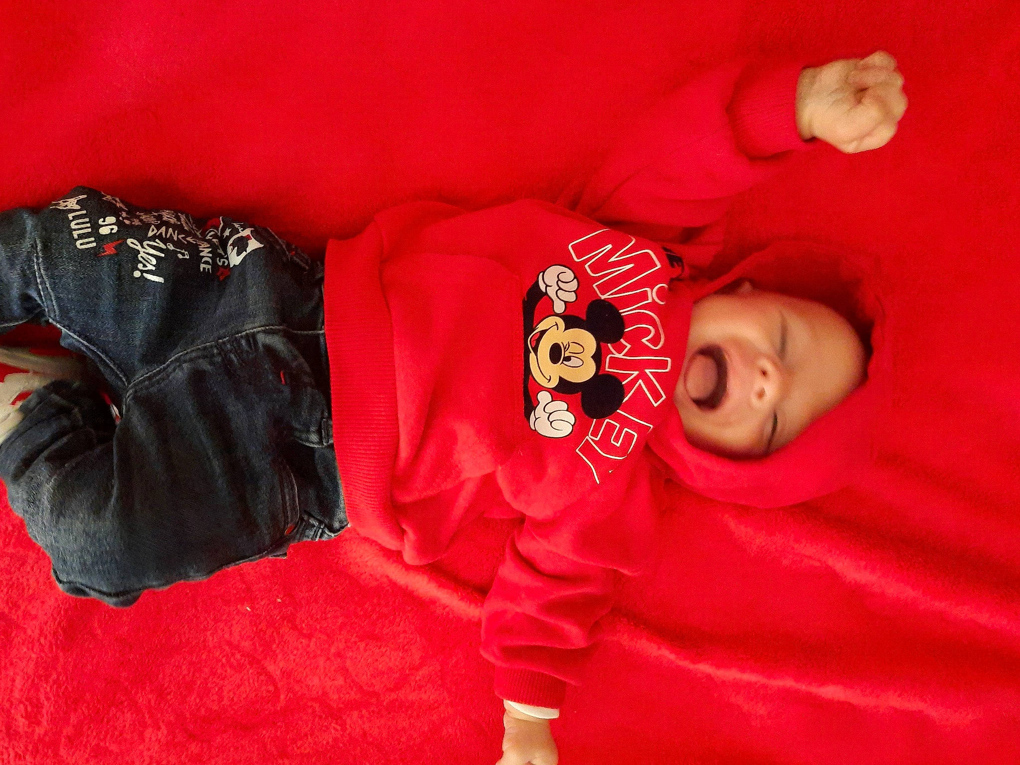 Zoran participe au concours pour gagner de l'argent avec cette photo : baby, baby_toddler_clothing, carmine, child, comfort, font, fur, hat, linens, magenta, orange, outerwear, person, room, sleeve, t_shirt, textile, toddler