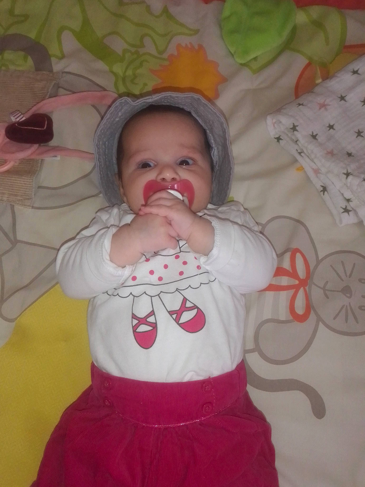 Emily a rejoint le concours — aidez-le/la à gagner de superbes lots ! baby, baby_products, baby_toddler_clothing, baby_toys, child, linens, pattern, person, pink, product, toddler, tongue