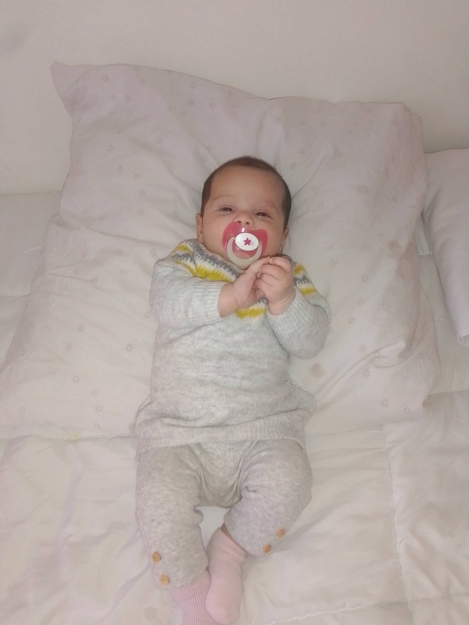 Stiemer a rejoint le concours — aidez-le/la à gagner de superbes lots ! baby, baby_products, baby_toddler_clothing, bed, bedding, cheek, child, comfort, cushion, foot, human_body, linens, nightwear, person, pillow, product, skin, throw_pillow