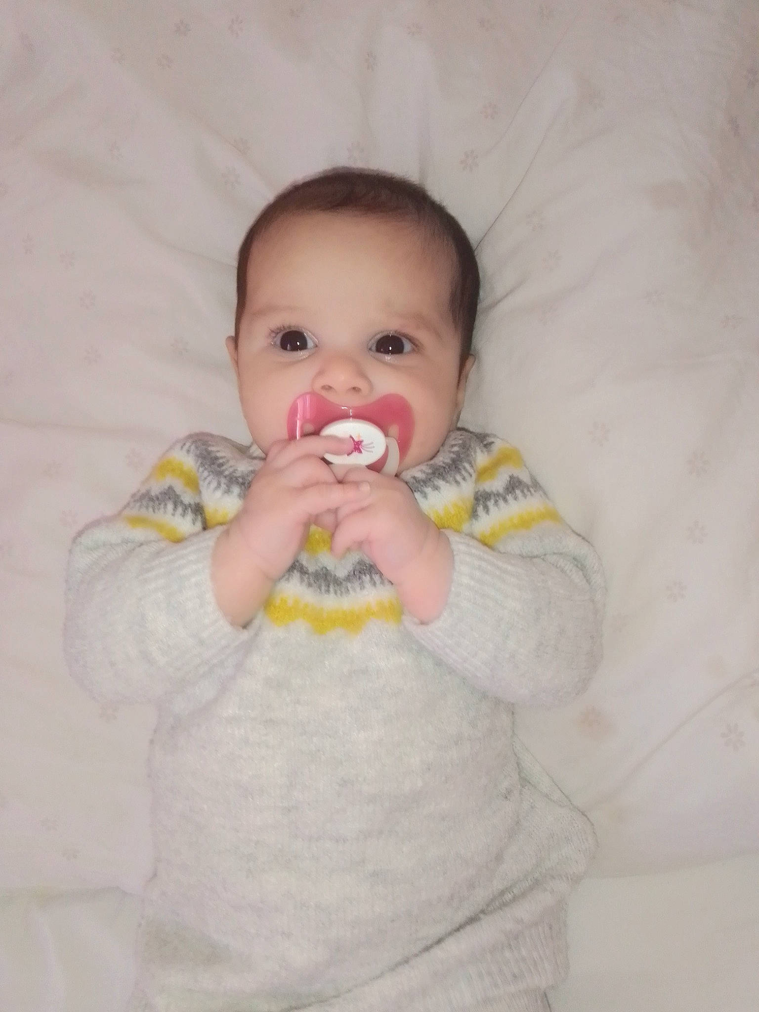 Stiemer a rejoint le concours — aidez-le/la à gagner de superbes lots ! baby, baby_products, baby_toddler_clothing, cheek, child, comfort, finger, linens, person, product, skin, textile, toddler