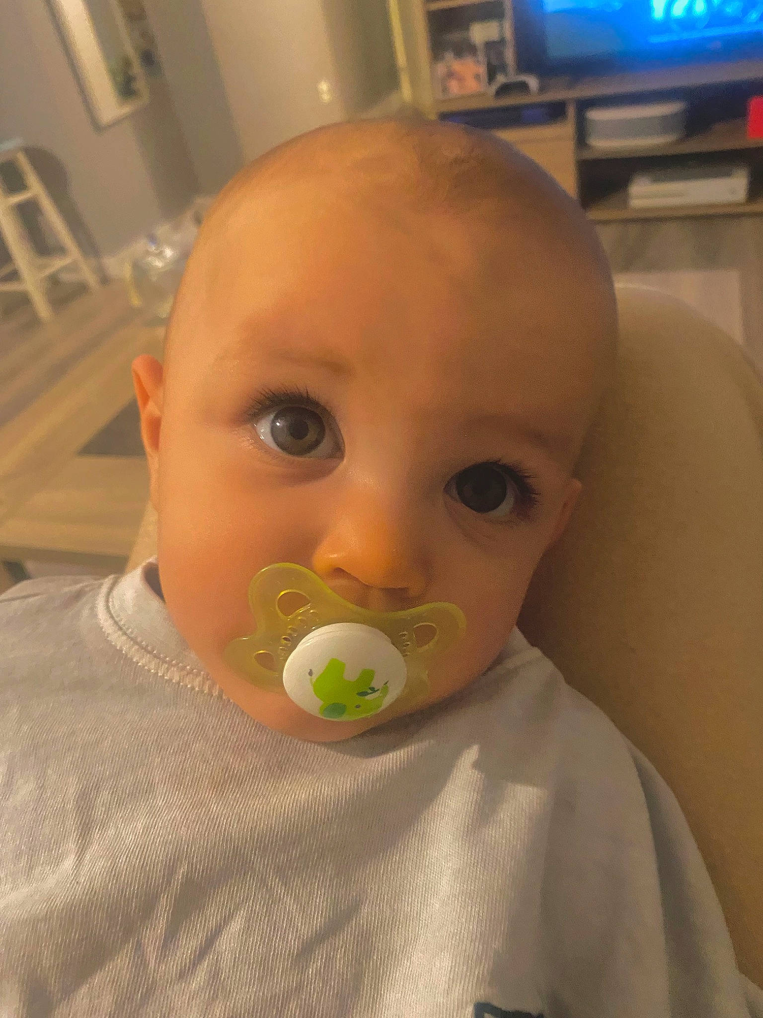 Pablo a rejoint le concours — aidez-le/la à gagner de superbes lots ! baby, baby_products, baby_safety, baby_toddler_clothing, cable_television, cheek, child, display_device, drinkware, eyelash, flat_panel_display, led_backlit_lcd_display, nose, person, picture_frame, room, television, television_set, toddler